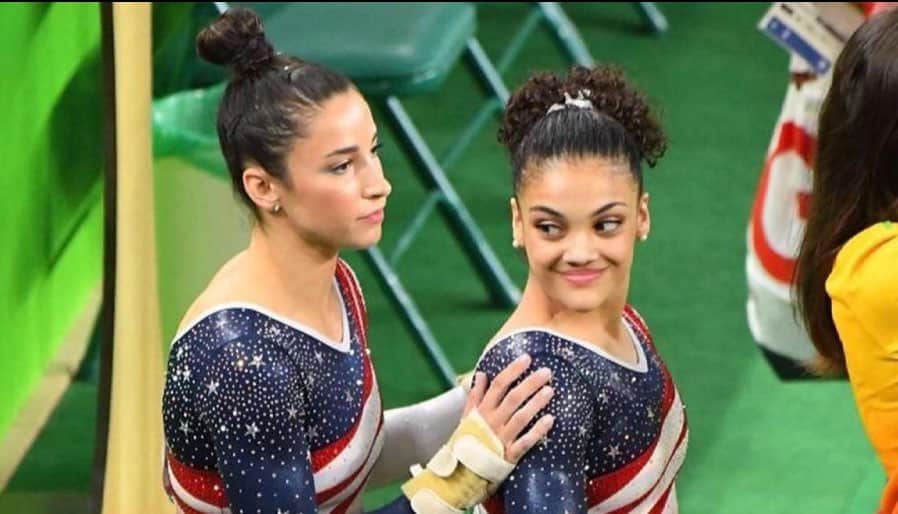 アリー・レイズマンのインスタグラム：「Good luck to @lauriehernandez ! Laurie is competing for the first time since the 2016 Olympics.   So proud of you !!! You’ve worked so hard. Coming back is so challenging. I hope you are able to reflect & take in this moment.   & of course congrats to all the athletes who’ve already competed & good luck to the rest of the gymnasts 🤍   Sending good vibes & lots of hugs to the gymnastics community」