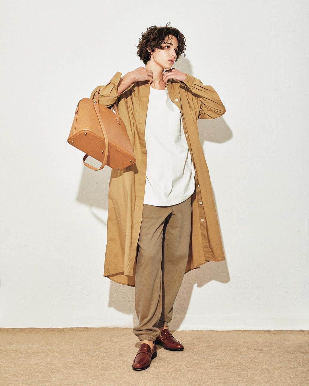 GISELe編集部のインスタグラム：「_﻿ ”New Gap, New Khaki"﻿ WHITE × BEIGE﻿ vol.1 　﻿ カジュアル＝「白×ベージュ配色にあてはめる」﻿ ﻿ #gap﻿ #UltraSoft﻿ #カーボナイズドスウェット﻿ #フレンチテリー﻿ #GISELe﻿ #ジゼル﻿ #PR」