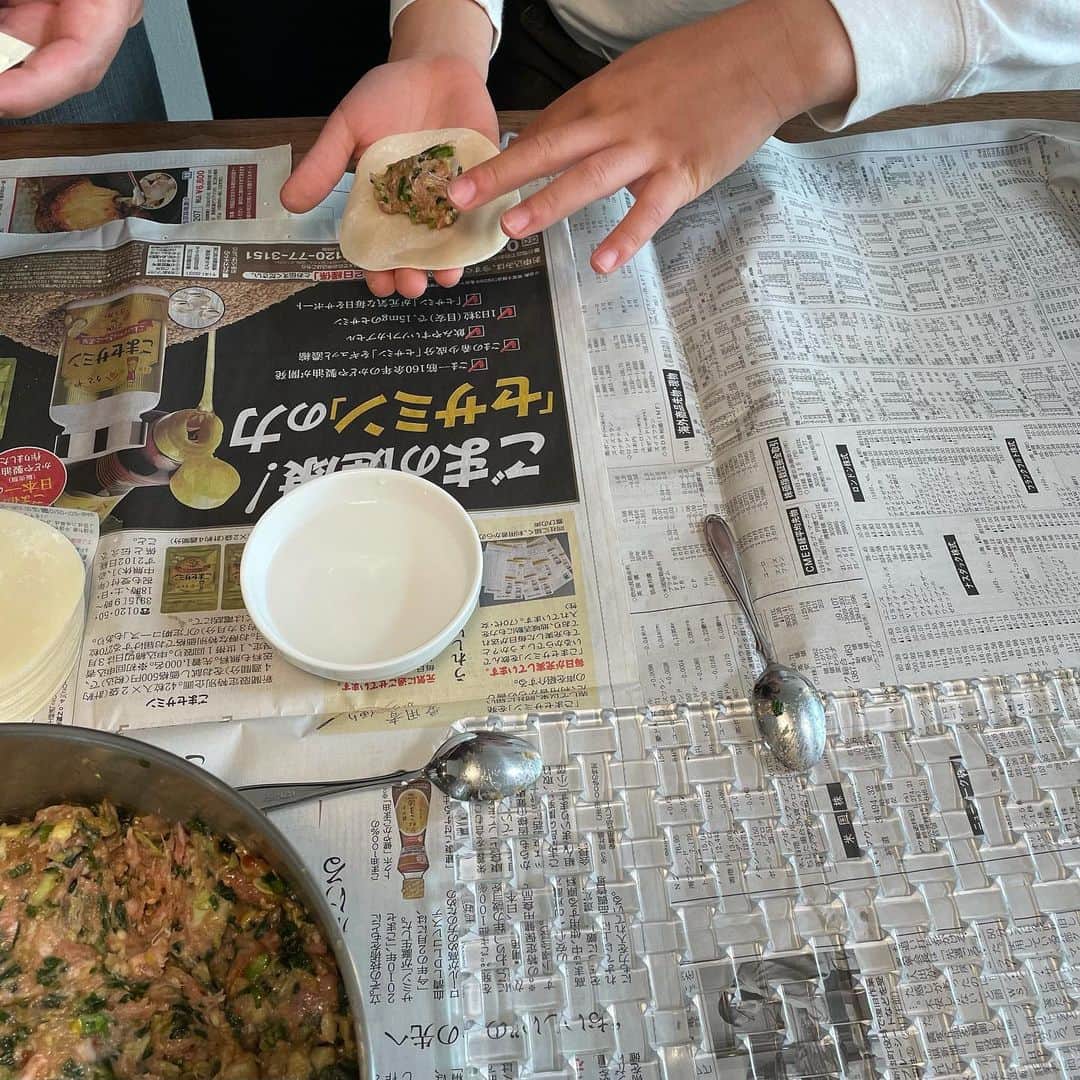 Hikari Noguchi 野口 光さんのインスタグラム写真 - (Hikari Noguchi 野口 光Instagram)「先週末の餃子作り。無心になれる作業というのは生活に一定数必要だと思うのですが、私にとってその作業の2トップは靴磨きと餃子作りです。両方とも目に見えて成果が出るのが好き(笑)。餃子作りは息子も戦力だけど、急に謎の形を作りたがる🤣 #餃子作り #ナハトマンボサノバ #nachtmann #nachtmannbossanova」2月27日 23時35分 - hikari_noguchi