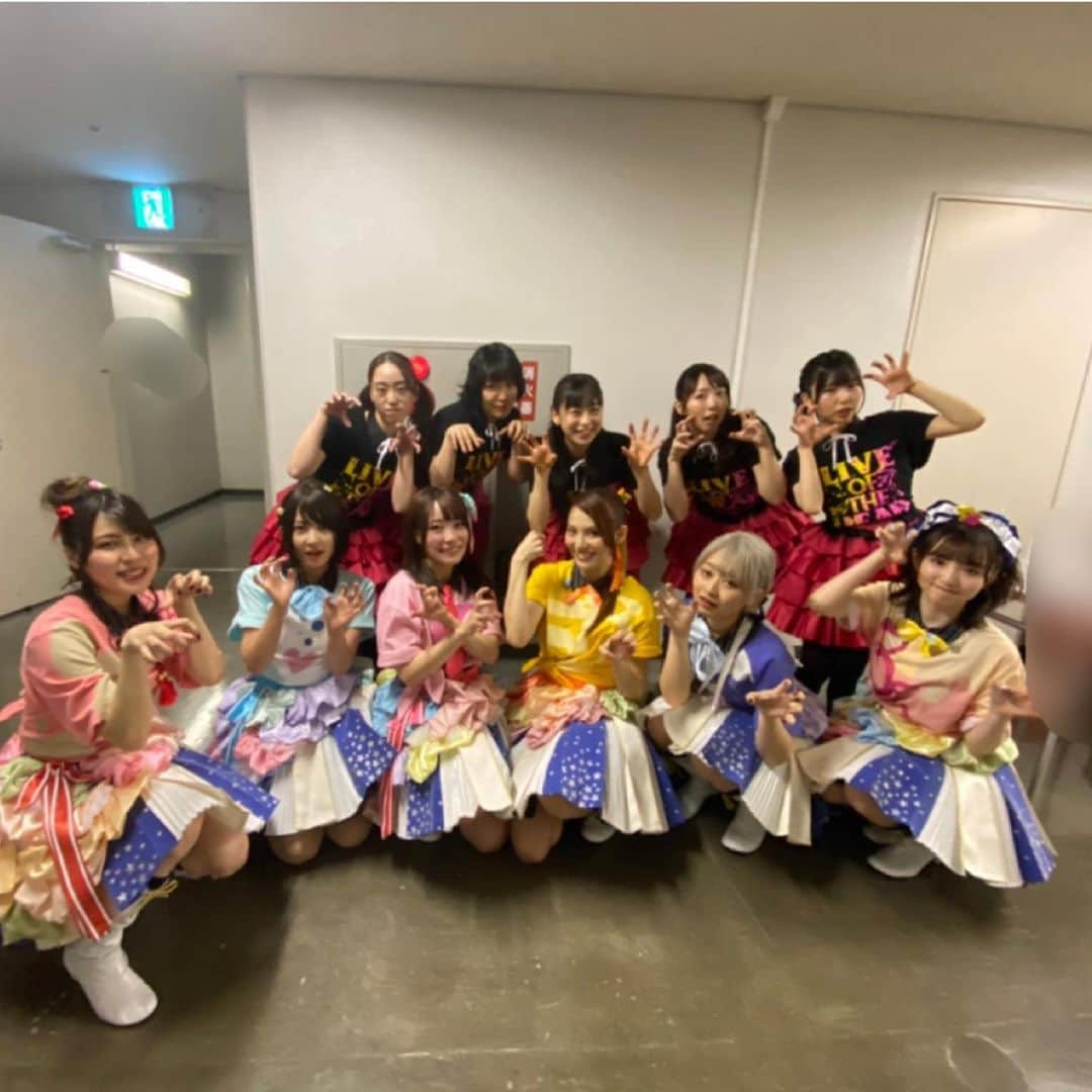 田野アサミさんのインスタグラム写真 - (田野アサミInstagram)「ありがとう皆🧡😭 ゾンビランドサガ LIVE～フランシュシュ LIVE OF THE DEAD “R”～ 無事終了しました🧡 皆に１年越しにあえた、あの景色は最高に私の生きる糧になりました。ありがとうございました。 皆の沢山の手拍子、笑顔、ペンライトを振る姿、配信でみてくれている姿。全てが全員に届きました🙌🏻 デスおじ2人も配信でみてくれていたみたい！😂🧡 もちろん、琴乃さんも！！💜 ありがとうございました！！ アイアンフリルの皆とフランシュシュの集合写真🤳を今日は載せますね🧡🧟‍♀️ また別日に写真沢山載せてきますので、お付き合い夜露死苦ーー🧡  皆に会えて本当にうれしかった。 ありがとう。 皆の生活が更に輝いてほしい。 心の底から願ってるから！ #zombielandsaga#ゾンビランドサガ#二階堂サキ#asamitano #フランシュシュ#アイアンフリル  #本渡楓#田野アサミ#種田梨沙#河瀬茉希#衣川里佳#田中美海﻿ #徳井青空#金子千紗#日野向葵#真央#遠野まゆ﻿ #ゾンビランドサガのファンの皆さん﻿ #スタッフさん#junjun#nao  2枚目は皆さんが帰った後の会場の写真🧡 皆にありがとうをこめて撮りました！」2月27日 23時37分 - tano_asami