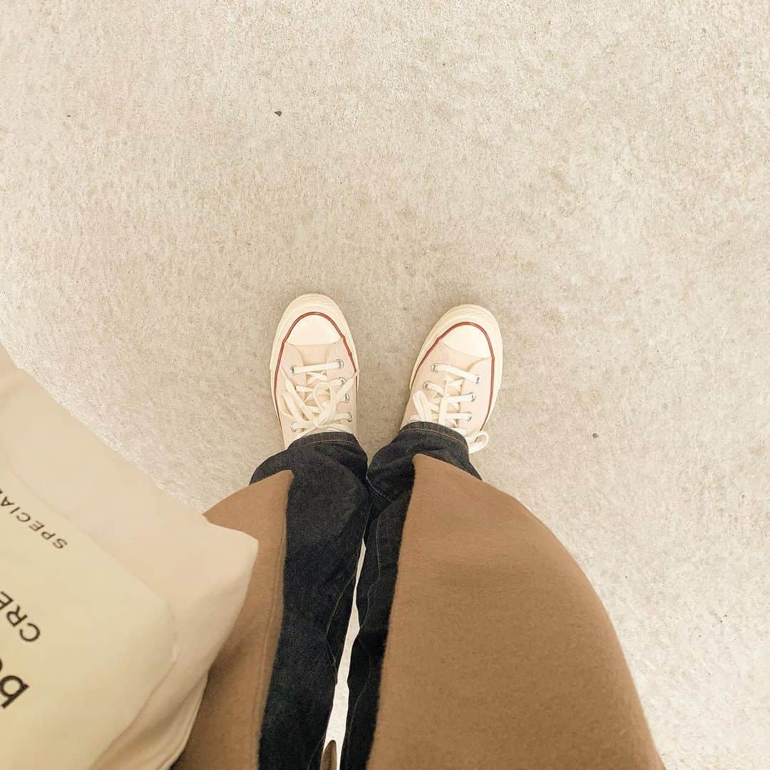 前田亜美のインスタグラム：「. . おにゅーすにーかー👟𓎤𓅮 ⸒⸒. . . チャックテイラー🌱. 古着屋さんとかで売ってるけど、これは前にネットでGETしたよ‪𓂃 𓈒𓏸◌‬. . CONVERSE大好きだから、海外行った時にチャックテイラー購入して履き心地良くて形も可愛くてハマっちゃった‪ 𓈒𓏸. . . 靴といえば !!!!!! ABCマートの靴モデルをさせてもらっています！店舗にPOPやポスターがあるかも？！ みんな "おにゅーな靴" を履いて気分あげよう🌷🌷🌷🌷ABCマート行ってみてね！！！🌱🌱🌱👟👞👢👡👠   #ABCマート #abcmart  #靴 #スニーカー #パンプス #サンダル #CONVERSE #チャックテイラー #chucktaylor」