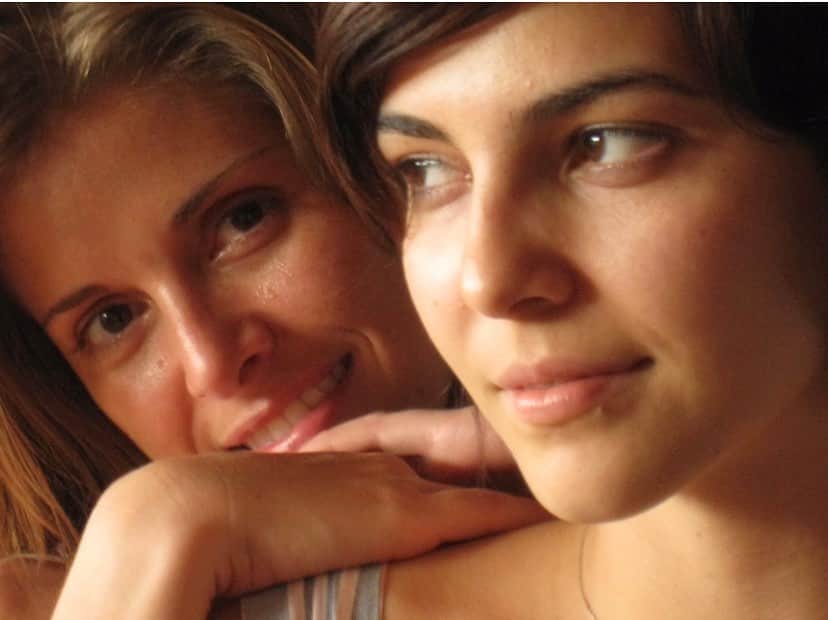 Tainá Müllerのインスタグラム：「Olha essa foto da gente xófen, sem filhos... quanta coisa rolou desde então, né sis? Quando foi isso? 2011 talvez... lá se vão 10 anos e a conversa segue profunda igual.  Ontem foi dia da @ticianaporto e esse post é de amor ❤️  📸 @tocaseabra」