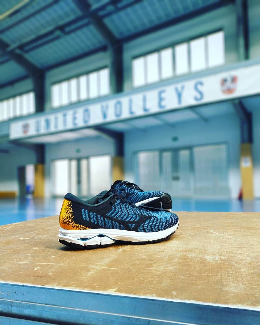 井手智さんのインスタグラム写真 - (井手智Instagram)「【MIZUNO×United Volleys】  New running shoes&sponsors Shirt🙌👍 👟👟👔👔  Let's gooooo!!Final!!!  #いつもありがとうございます」2月27日 23時45分 - satoshi________________