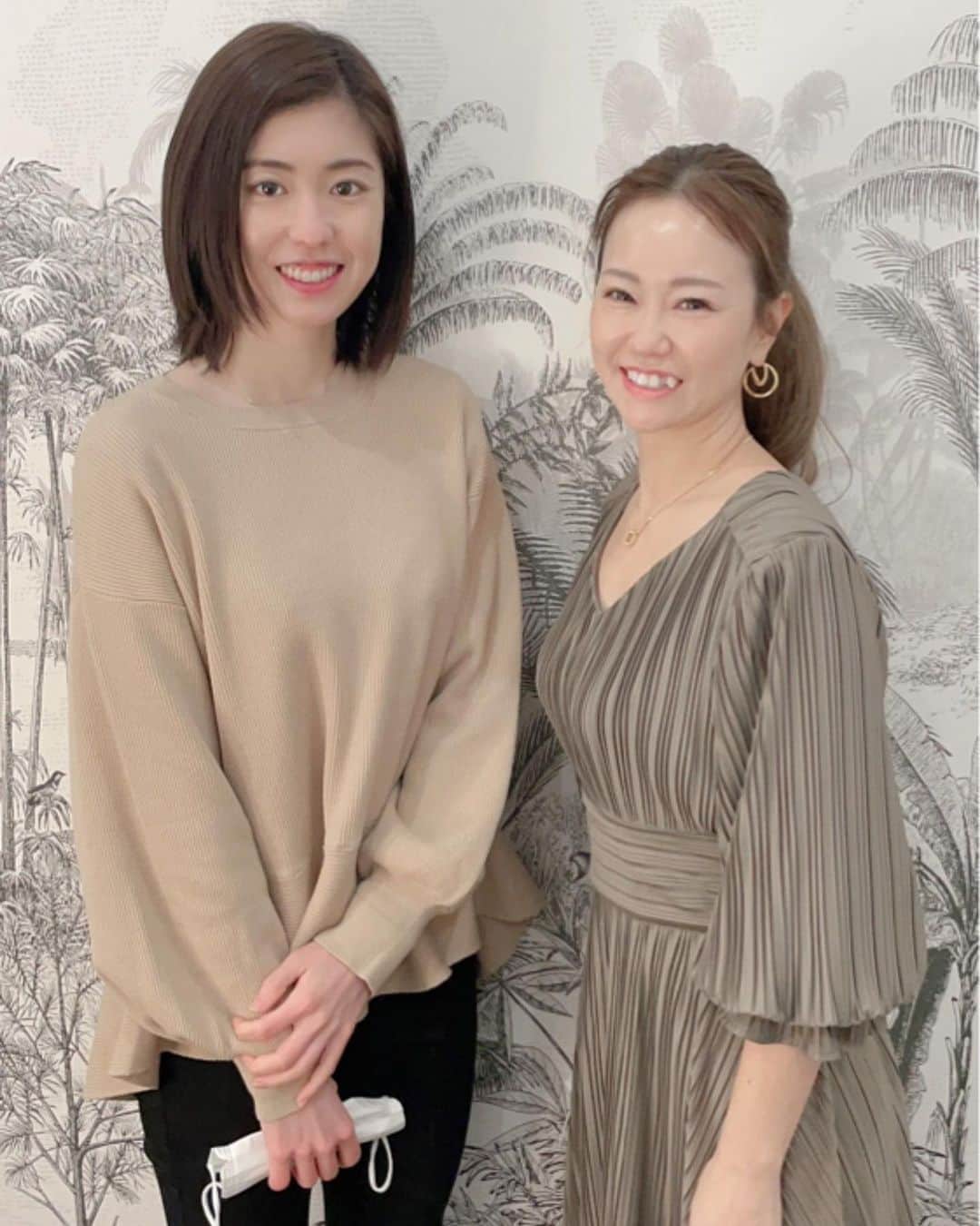 栗原文音のインスタグラム：「9日間のファスティングが昨日終了しました🙌 去年からお腹の中が気持ち悪く、 ずっと体の不調に苦しんで悩んでいました。 初めてのファスティングにドキドキと心配が… 知識もなく心配でもあったので、 りな先生 @rinashigenami に サポートしていただきました☻☻ 今回で食に対しての考え方や 向き合い方を改めて大切だなと感じました🥺 体の中もスッキリしてリセットされて 本当にやってよかったー！ またやりたーい🙌本当にっ！！ 毎日りな先生にアドバイスをもらったり、 食に対しての知識も教えてくれたりと！ 本当に感謝感謝しかありません😭💓  そして今日はりなさんがやっているお店 @nail_eyelash_r に会いに行ってきました♡ 優しくてお肌もツルンツルンで😳 綺麗で素敵な方でしたー😭💓 ファスティング後に効果的なマッサージと よもぎ蒸しを😳✨ とーってもスッキリになり、 よもぎ蒸しはすっごく汗もかいて 気持ちも心もとにかくスッキリ🙌🙌 スタッフのみなさんが本当に優しくて 元気よくてアットホームな場所で、 大好きな場所になっちゃいました😂💓笑  りな先生との出会いに本当に感謝です。 たくさんのサポートありがとうございます🙇‍♀️ 次は一緒にランチ楽しみにしてます💓 おすすめしてもらった、ネイルとまつ毛も 挑戦してみたいなー😗😗  #ファスティング#KALA#りな先生#体調回復#一年ぶりの感覚#生まれ変わり」