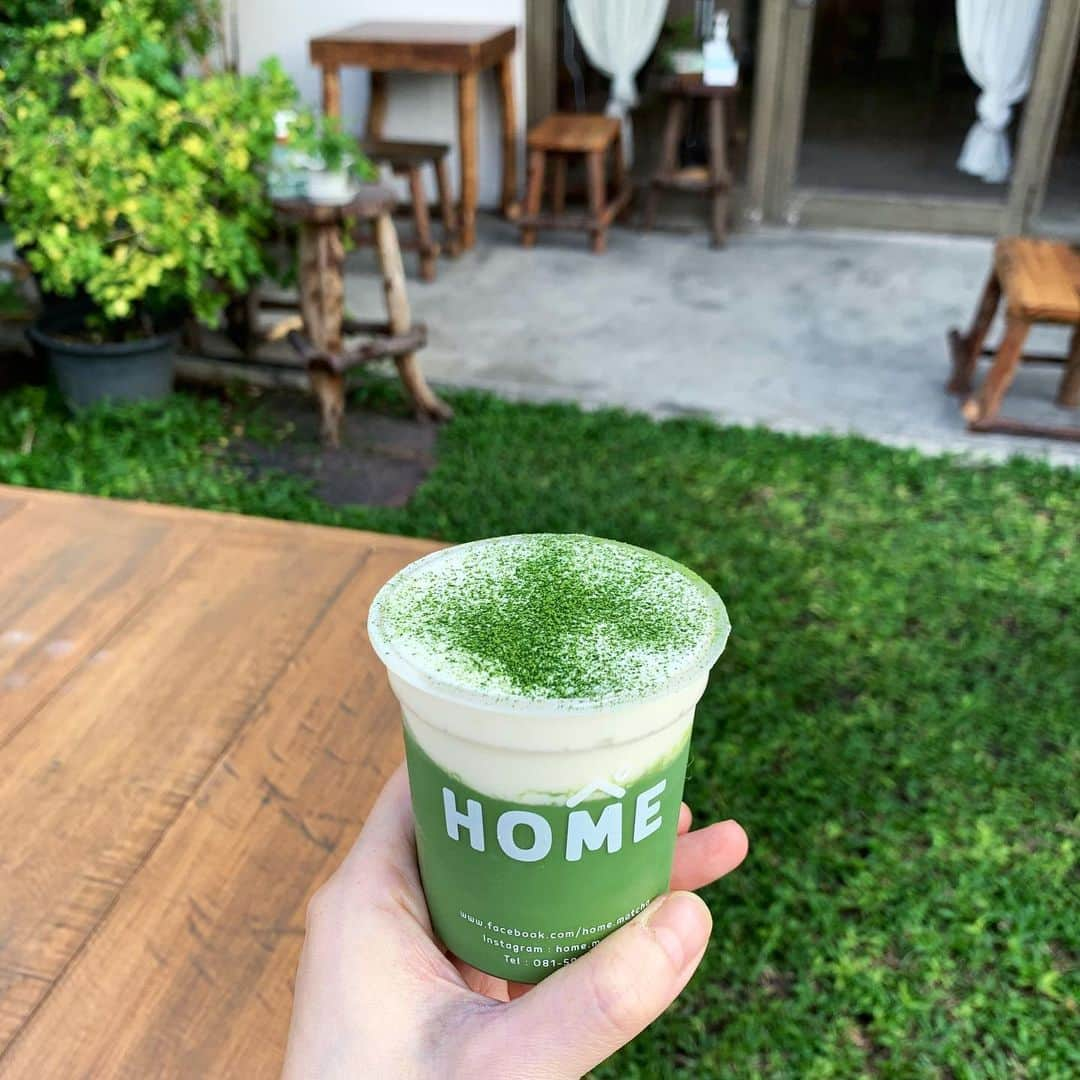 tealilycafeのインスタグラム：「MATCHA PUDDING WITH FRESH CREAM มัจฉะพุดดิงเนื้อเนียน ละมันสุด เข้มขาเขียวแต่ไม่ขม หวานน้อย ทานพร้อมกับครีมสดที่เพิ่มความละมุนให้มากขึ้น โรยทับด้วยผงชาเขียวอีกชั้น ทานพร้อมกัน รับประกันความฟินค่ะ !  ขนมและเครื่องดื่มทางร้านทุกตัวจะทำสดใหม่ทุกวัน ไม่มีการแต่งสี แต่งกลิ่น หรือเจือสารสังเคราะห์ใดๆ เลยนะคะ #homematcha」