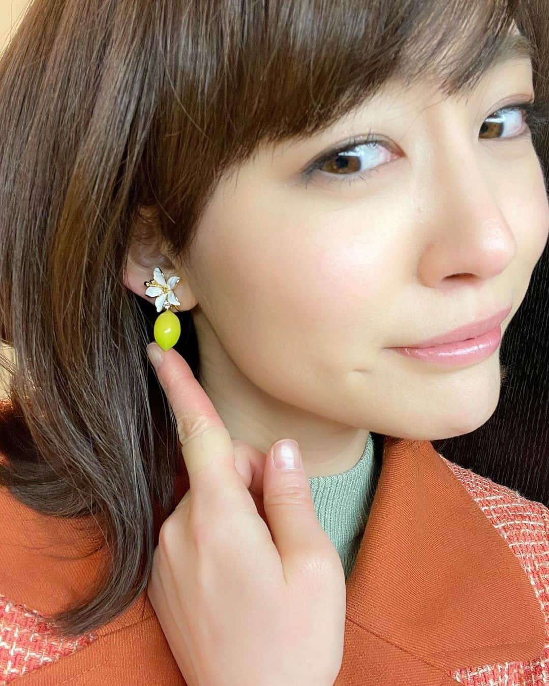 新井恵理那さんのインスタグラム写真 - (新井恵理那Instagram)「レモンのイヤリングがキュートでした(^^)  新・情報7daysニュースキャスターを今夜もご覧いただきありがとうございました！ 関東の花粉予想、、、 わたしはきのう一日ロケで花粉を吸いすぎたためか、朝から目が腫れ鼻はグズグズ、喉はイガイガ、きつかったですー（ ; ; ） 花粉対策していきましょう！ #新情報7daysニュースキャスター #レモン #イヤリング #花粉症 #新井恵理那 #centforce」2月28日 0時05分 - elina_arai