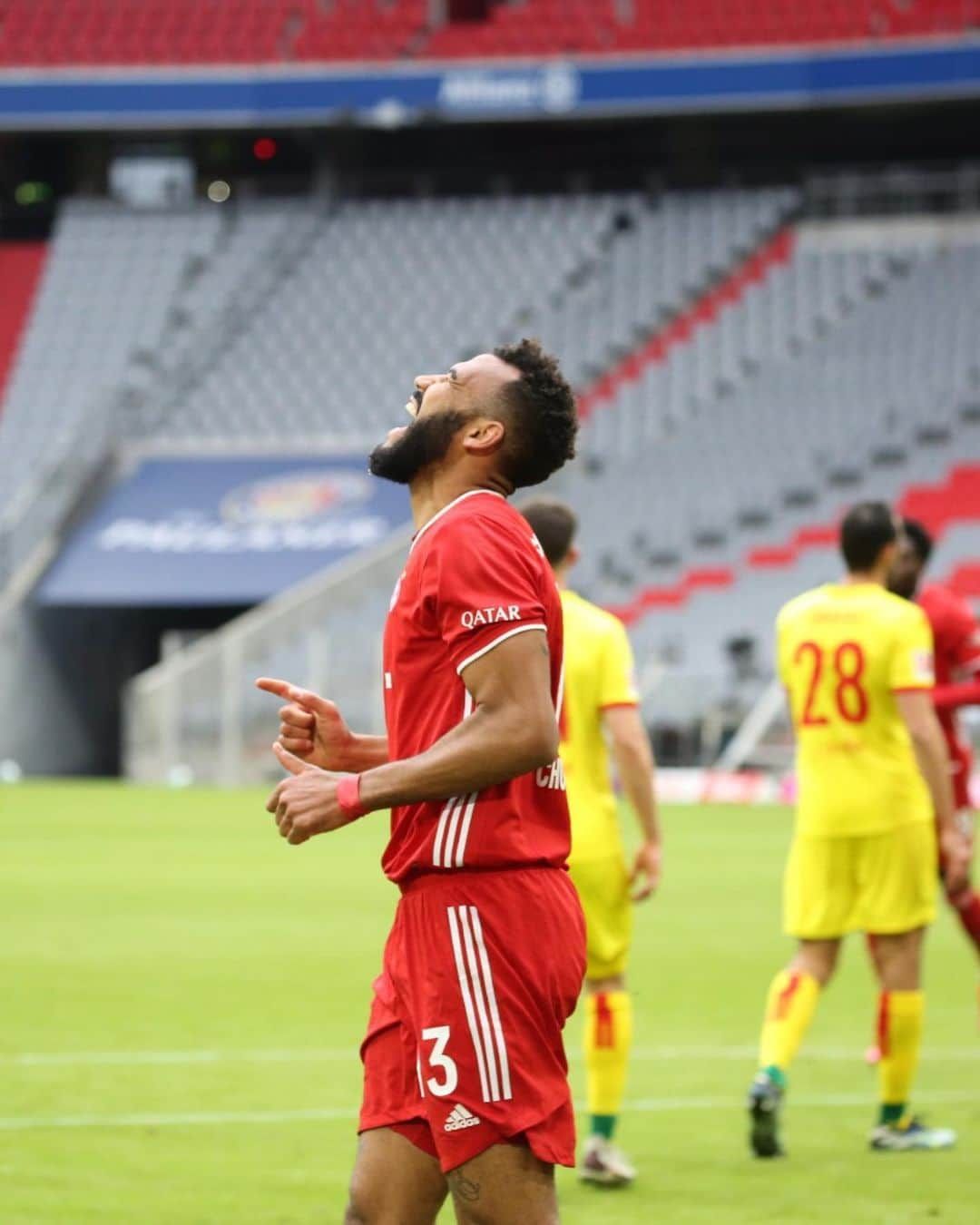 バイエルン・ミュンヘンさんのインスタグラム写真 - (バイエルン・ミュンヘンInstagram)「CHOUPO WITH THE LEAD! 💪 #MiaSanMia #FCBKOE #packmas @mr.choupo」2月27日 23時57分 - fcbayern