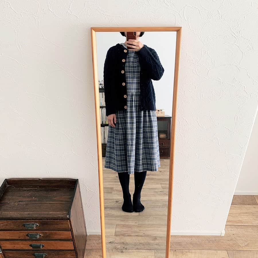 きなこのインスタグラム：「母が30代の頃に買って今も現役な服を着てみる。私の方が背が高いので丈が短いけど、いい感じ☺︎  30代の頃から服を1着も捨てたことのない母が、先日60歳の還暦を迎えました。服を捨てられないのが悩みらしく、これを機に断捨離を手伝ってと言われたのでお手伝いへ。 3枚目の写真がリビング、隣に小さな一部屋があるだけの収納がない家に住んでいるのに、どうやっておさまっているのか、服だけは多い母。30代から服の趣味が変わらずに大事に着続け、今も似合い続けているのは本当に凄い（3.4枚目は母）。半分ほど処分することになった服は小物やエプロンにリメイクしたり、家事のあれこれに使うそうで、すっきり身軽になったと喜んでもらえました。 最近は本格的に洋裁を習い始めたようで、これからは本当に自分に似合うデザインのものを手作りして着続けたいそう。いくつになっても新しいことに挑戦し続けられる、それを楽しめる生き方を私もしたいなぁ。」