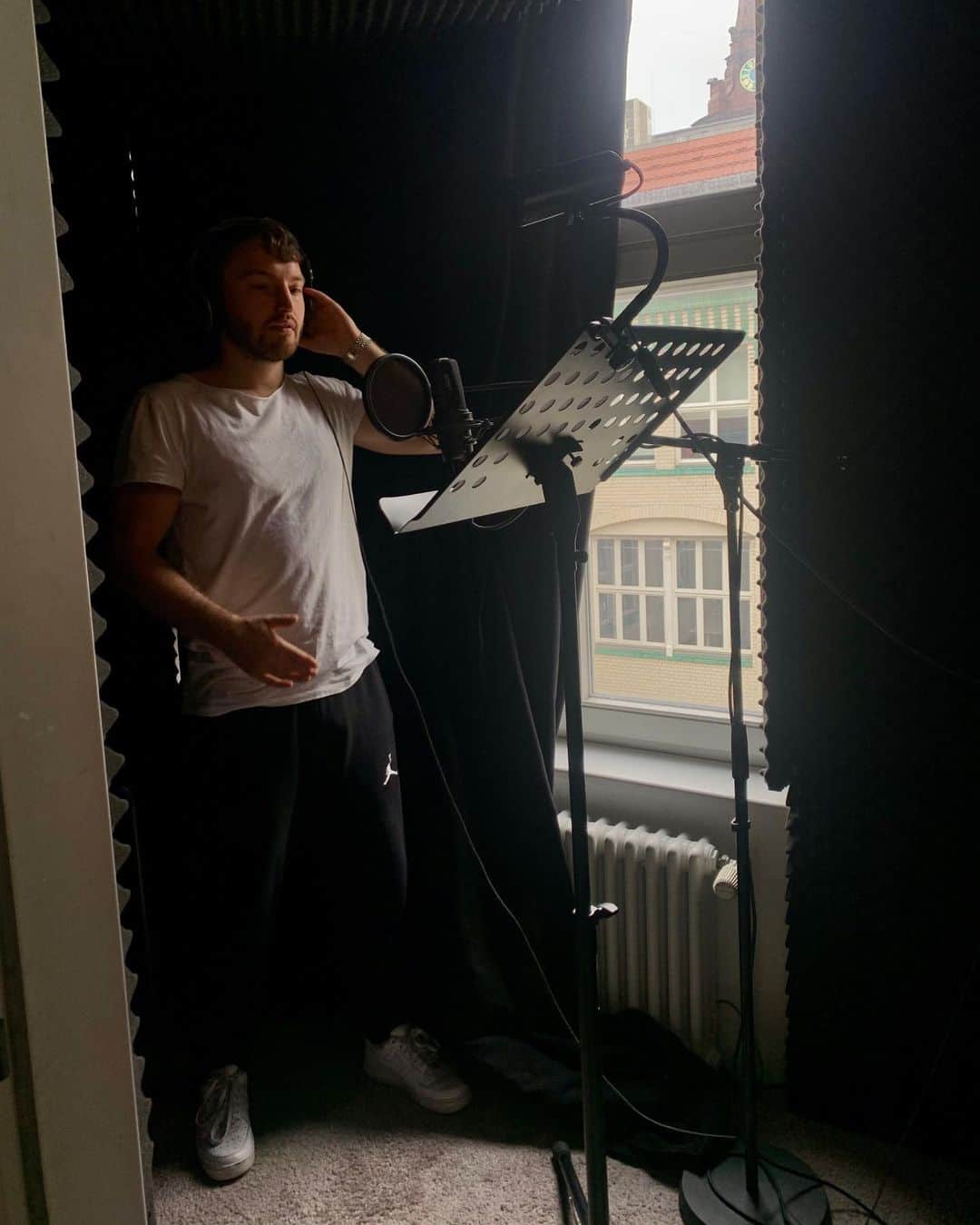 jotipolizoakisのインスタグラム：「just growing with the flow. 🤍  Happy Samstag Euch allen! Ich grüße Euch aus dem Studio.」