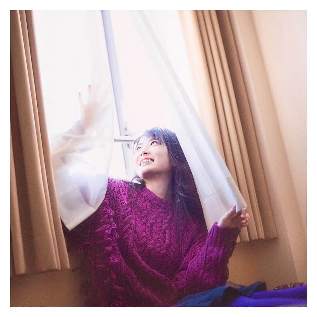 のインスタグラム：「♥ practice…﻿ ﻿ ｡+☆ﾟ+｡★｡+ﾟ☆ﾟ+｡★｡+ﾟ☆ﾟ+｡★｡+ﾟ☆ﾟ+｡+ﾟ﻿ ﻿ 以前の作品撮影の写真を…🌟﻿ 今日もお稽古行ってきました…！！✨﻿ 明日で稽古場で練習するのはラスト、、🔥﻿ ﻿ 2月って28日までしかないから余計に早く感じる😳﻿ もうすぐひな祭りかぁ。雛あられ食べたくなる(笑)﻿ ﻿ そして、もうすぐ桜の季節🌸﻿ もう梅は咲いてるみたいですね(*´꒳`*)﻿ 桜も好きだから早く満開が見たいなぁ…👀💗﻿ ﻿ 明日の稽古でも新たな発見出来る様に、﻿ 頑張ってきます👍では…おやすみなさい😴﻿ ・﻿ I had stage training today too.🙌﻿ The cherry blossom season is coming soon.💓﻿ I love cherry blossoms.🌸﻿ I want to see cherry blossoms in full bloom soon.💫﻿ ﻿ ｡+ﾟ☆ﾟ+｡★｡+ﾟ☆ﾟ+｡★｡+ﾟ☆ﾟ+｡★｡+ﾟ☆ﾟ+｡﻿ ﻿  #2月末 #もうすぐ3月 #桜の季節 #作品撮影 #ニットコーデ #ワントーンコーデ #ひな祭り #ゲキドル #ゲキステ #spring #stage #fashion #photo」