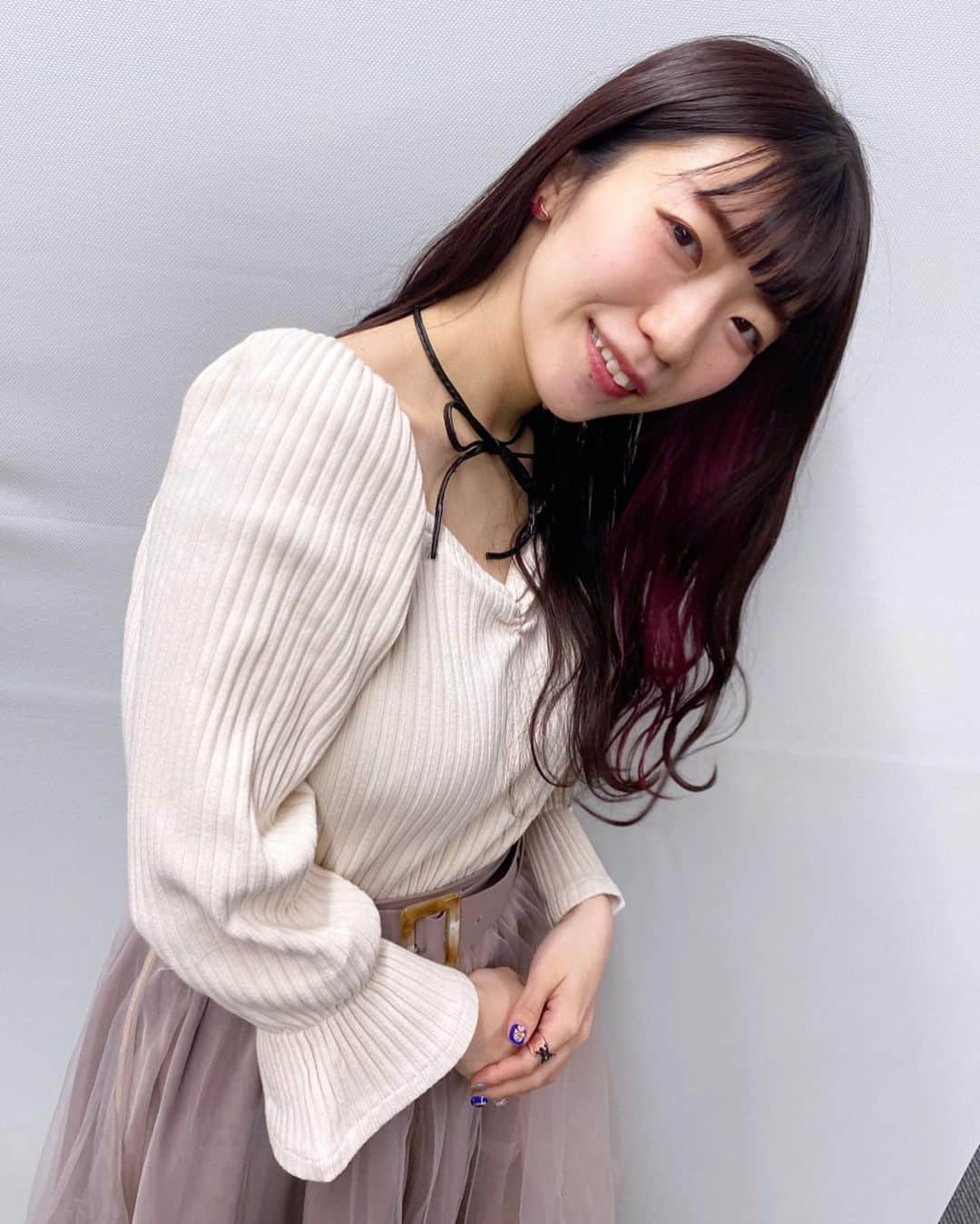 ぱいぱいでか美のインスタグラム：「これがデート服ってやつか？ . 今月の受注チェキのテーマ「バレンタインデート服」！ 普段あんま選ばない服のジャンルすぎて 2枚目かなり恥ずかしそうにしています。 何を着たらいいかわからなすぎて インスタでもいろいろみんなに意見もらって ニットとかデコルテ出すとかスカートとか柔らかい色味とか総合させて こんな感じになりました❤︎ 可愛らしい感じの服売ってるお店もあんまわかんなかったんだけど知ってるブランドがあったんですよ！ そう！An MILLE！ 今季は道重さゆみさんがモデルを務められています。 ありがとうございます。 トップスにチョーカーついててお得だった✌🏻 肩から腕にかけてのふんわりしたラインが可愛い❤︎ . #anmille #デート服 #ぱいぱいでか美 #でか美ちゃん #俺はインスタグラマーになりてぇ」