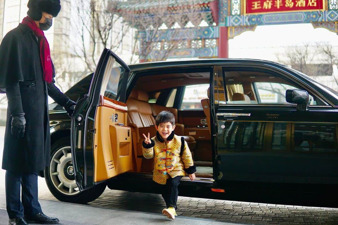 The Peninsula Hotelsさんのインスタグラム写真 - (The Peninsula HotelsInstagram)「A mini businessman in the making on his way to @thepeninsulabeijing. 📷 by @yaoshi.w.⁣ ⁣ ⁣ ⁣ ⁣ ⁣⁣ #peninsulahotels #luxuryhotelexperience #luxuryexperience #fivestarservice #fivestarhotel #staycation #peninsulabeijing #thepeninsulabeijing」2月28日 0時00分 - peninsulahotels