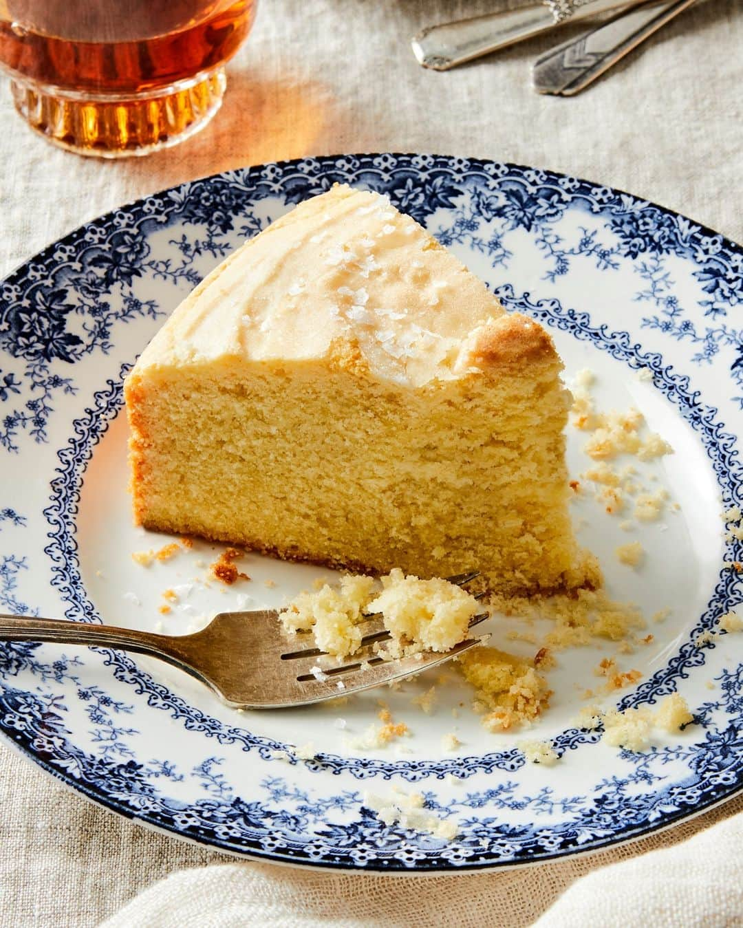 Food52さんのインスタグラム写真 - (Food52Instagram)「If you needed an excuse (you don't) to have cake for breakfast, this crumbly slice of Madeira cake from @rebeccafirkser is the way to go. Pair it with a hot cup of tea and—this isn't necessarily traditional—sprinkle a little flaky salt on top. Once you start salting your desserts, you'll never go back. Link in bio for the recipe. 📸: @rockyluten」2月28日 0時00分 - food52