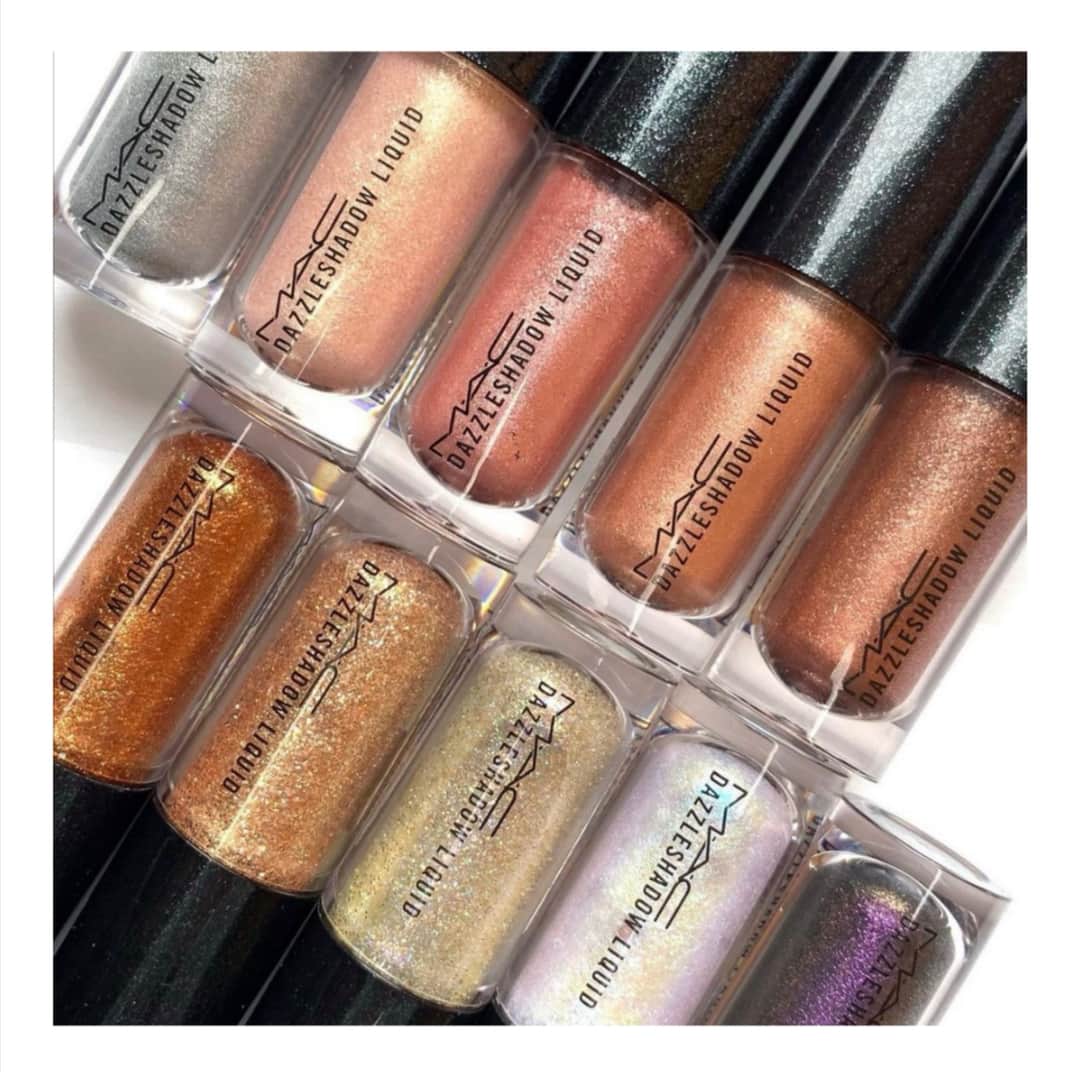 のインスタグラム：「Отблески рассвета 🌅 Сверкающие оттенки жидких теней  #MACDazzleShadow Liquid продержатся с тобой весь день: формула с охлаждающим эффектом быстро застывает, обеспечивая комфортное покрытие на восемь часов. Какой из оттенков есть в твоей коллекции? ⠀ #repost @mac_isetan.shinjuku #MACCosmeticsRussia」
