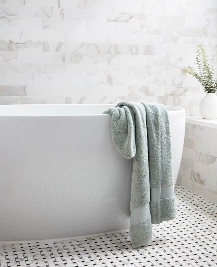 HGTVさんのインスタグラム写真 - (HGTVInstagram)「Do you know the difference between a bath towel and a bath sheet? 🤔⁠ ⁠ Larger and typically more expensive than towels, sheets give you that spa-like feel when you step out of the shower thanks to luxe material and a longer length. 🧖‍♀️🛁⁠ ⁠ Ready to make the switch? We rounded up our favorite bath sheets at every price point for you to shop when you click this image at the link in our profile. 🛍🔝⁠ ⁠ #shopping #spabathroom #themoreyouknow #freshstart」2月28日 0時01分 - hgtv