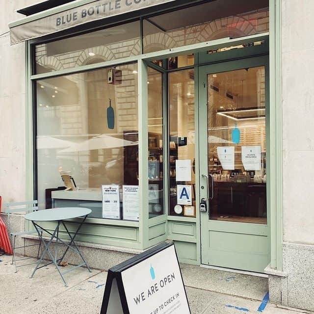 Blue Bottle Coffeeのインスタグラム：「“February, month of despair,⁠ with a skewered heart in the centre.⁠ I think dire thoughts, and lust for French fries⁠ with a splash of vinegar.” —From February by Margaret Atwood⁠ ⁠ We can’t help with the French fry cravings but we are here to fulfill all your coffee desires and give you a warm hello. You can order ahead on the app (link in bio to download) to pick up at your neighborhood cafe or simply pop by the cafe to order. To keep our teams and guests safe, thank you for wearing a mask! 💙 📸 @coffeeshop_nyc」