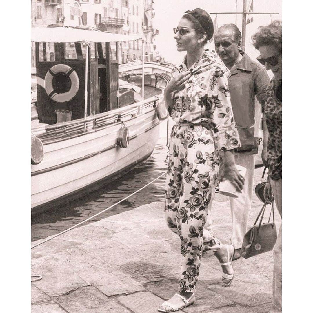 アダムのインスタグラム：「Maria Callas between shows at Teatro La Fenice in Venice Italy, 1950s.」