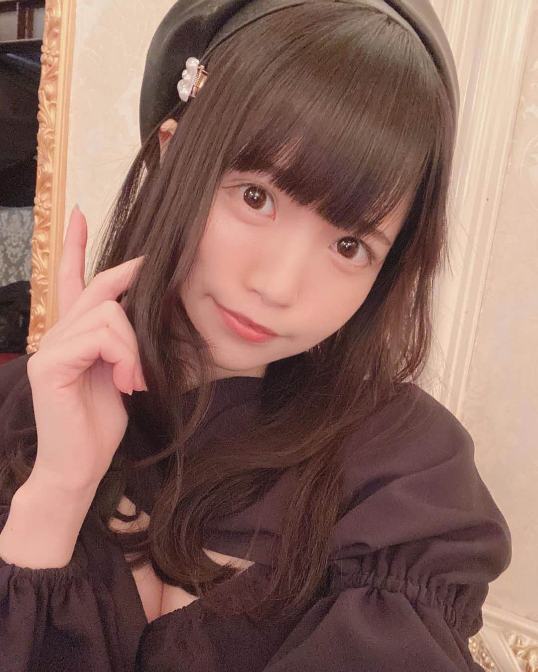 鈴木未央のインスタグラム：「今日は撮影会ありがとうございました！ みんなくらい中綺麗に撮影しててびっくりしたよ✨ここ最近だと1番豪華であろうスタジオでの撮影でした🌸事務所が大きくなるにつれてできることの幅がひろがってきてたのしいですね✨ 次は今日これなかった人も参加できるといいな✨ありがとう💓  #idol #japanesegirl #japaneseidol #アイドル　#地下アイドル　#撮影会　#撮影モデル #撮影会モデル #カメラ好きな人と繋がりたい #ポートレート　#portrait #黒髪　#黒髪ロング　#ファインダー越しの私の世界 #スタジオ撮影 #小動物系女子 #loli #lolita #ロリ　#合法ロリ　#anime #cosplay #cosplayer #コスプレ　#アニメ好き #meltthelady  #くびれ巻き　#phote #写真加工 #かわいい女の子」