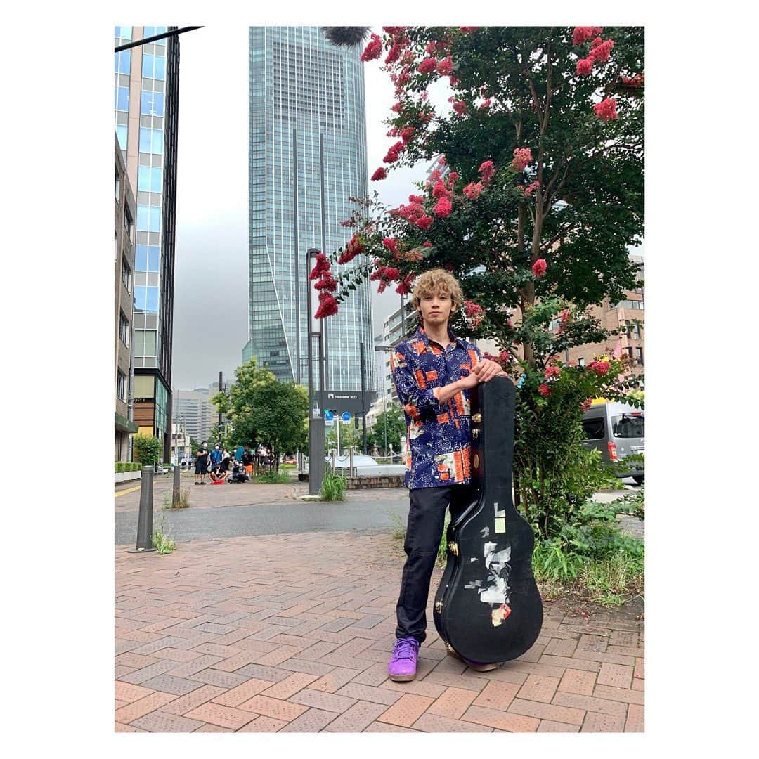 のインスタグラム：「🎸  ビヨブルの今後にもご注目ください😌🤍  まもなく第8話放送スタート‼️  #3Bの恋人 #神谷健太」