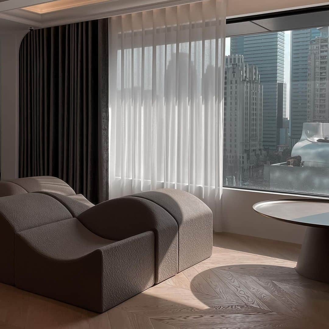 Ligne Rosetさんのインスタグラム写真 - (Ligne RosetInstagram)「On the same wavelength. ⁠ ⁠ The undulating waves of Bernard Govins’ Asmara sofa hug the contours of the body for unparalleled comfort and lounging. ⁠ ⁠ 📸: @regina.yeh⁠ ⁠」2月28日 0時07分 - ligneroset