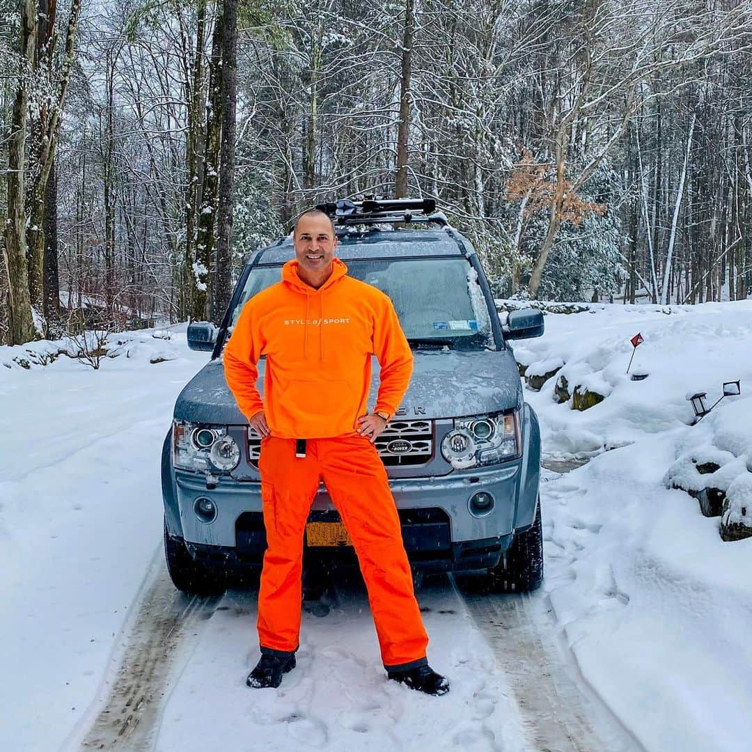 ナイジェル・バーカーのインスタグラム：「Not planning on getting lost today... thanks @styleofsport for keeping me safe on the slopes!! 🤣🔥🤣 Jolly Orange Giant」