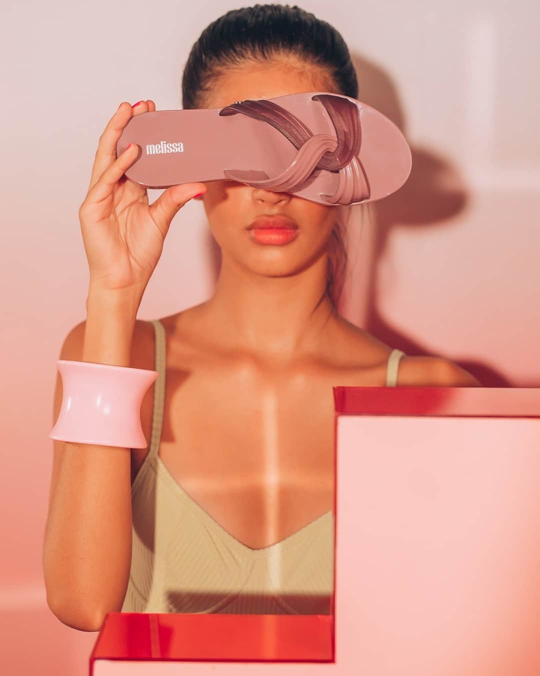 メリッサのインスタグラム：「Can't see the haters 🙈 Temos olhos apenas pra #MelissaEssentialMix — e pra promo da bag must-have do momento: no #ClubeMelissa, nas compras acima de R$169,90, você recebe a bag dobrável por +R$19,90 💕 Se preferir, pode comprar apenas a bag por R$ 89,90」