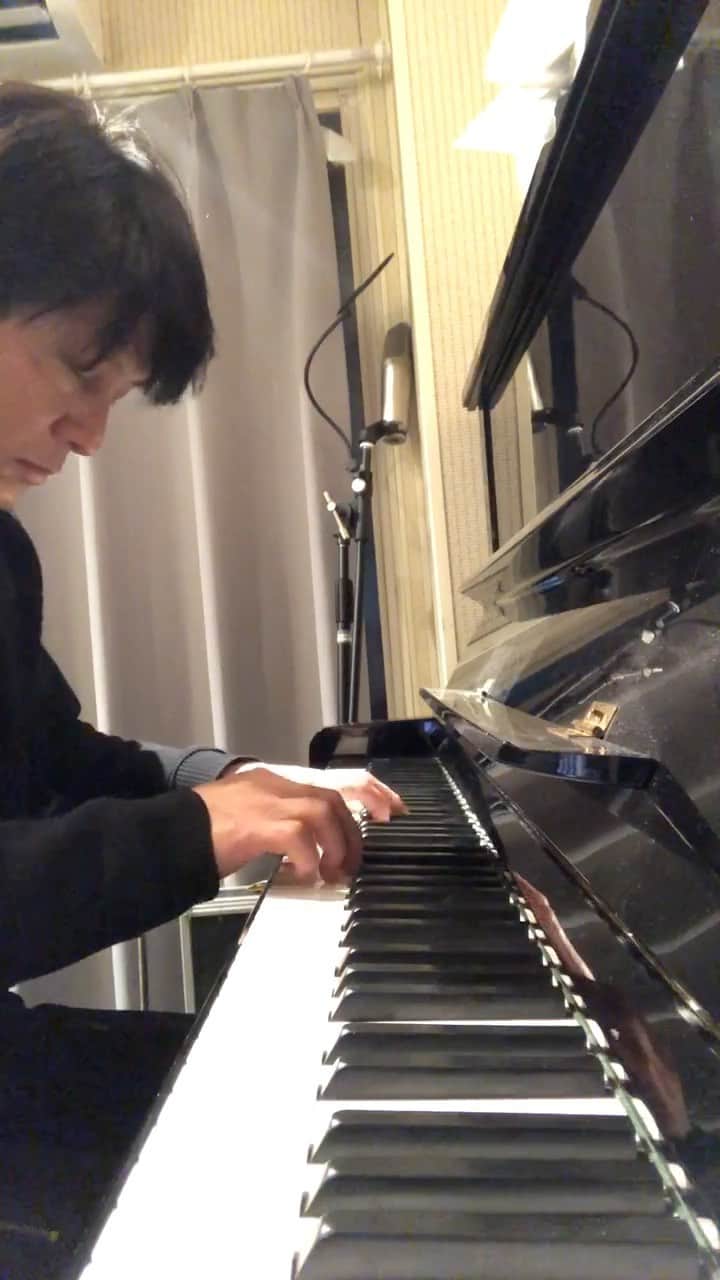 望月衛介のインスタグラム：「きょうは満月。 おつとめです。  哀しみは連鎖する。  神様は容赦しない。  だから 乗り越えなきゃいけないんだ。  #望月衛介 #満月 #作曲 #FullMoon #piano #healing」