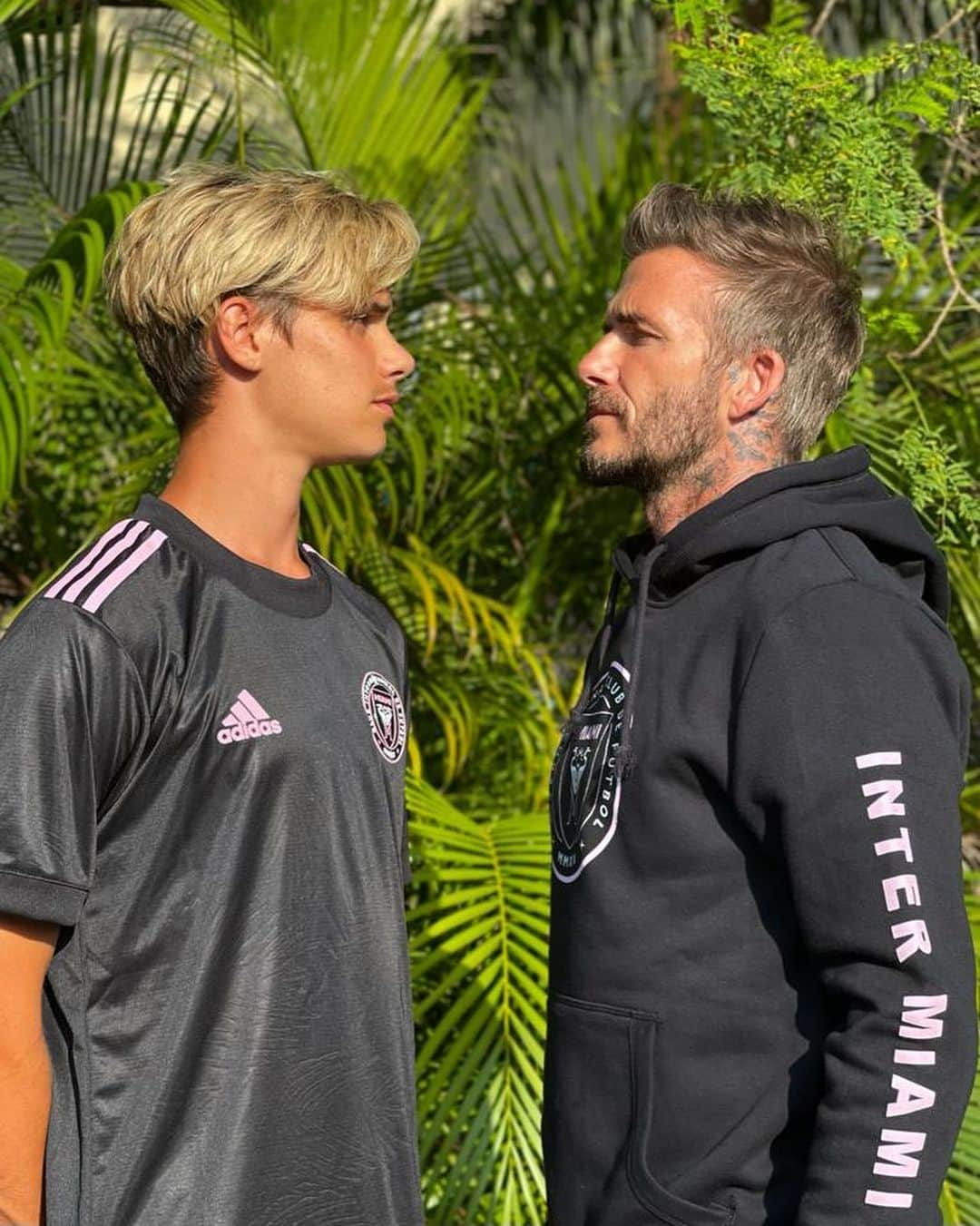 デビッド・ベッカムさんのインスタグラム写真 - (デビッド・ベッカムInstagram)「Who wore it best? 😂🤣 @intermiamicf’s new merch drop 👊🏻🔥 @romeobeckham」2月28日 0時09分 - davidbeckham