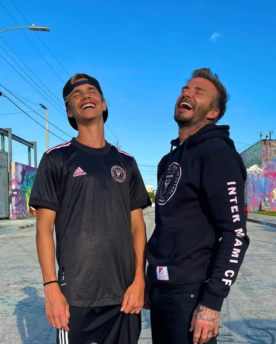 デビッド・ベッカムさんのインスタグラム写真 - (デビッド・ベッカムInstagram)「Who wore it best? 😂🤣 @intermiamicf’s new merch drop 👊🏻🔥 @romeobeckham」2月28日 0時09分 - davidbeckham