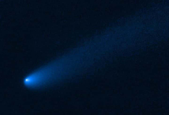 のインスタグラム：「After traveling several billion miles toward the Sun, a wayward young comet-like object orbiting among the giant planets has found a temporary parking place along the way.  The object has settled near a family of captured ancient asteroids, called Trojans, that are orbiting the Sun alongside Jupiter. This is the first time a comet-like object has been spotted near the Trojan population.  @NASAHubble observations reveal the vagabond is showing signs of transitioning from a frigid asteroid-like body to an active comet, sprouting a long tail, outgassing jets of material, and enshrouding itself in a coma of dust and gas.  Read more at the link in our bio.  Credits: NASA, ESA, and B. Bolin (Caltech)」