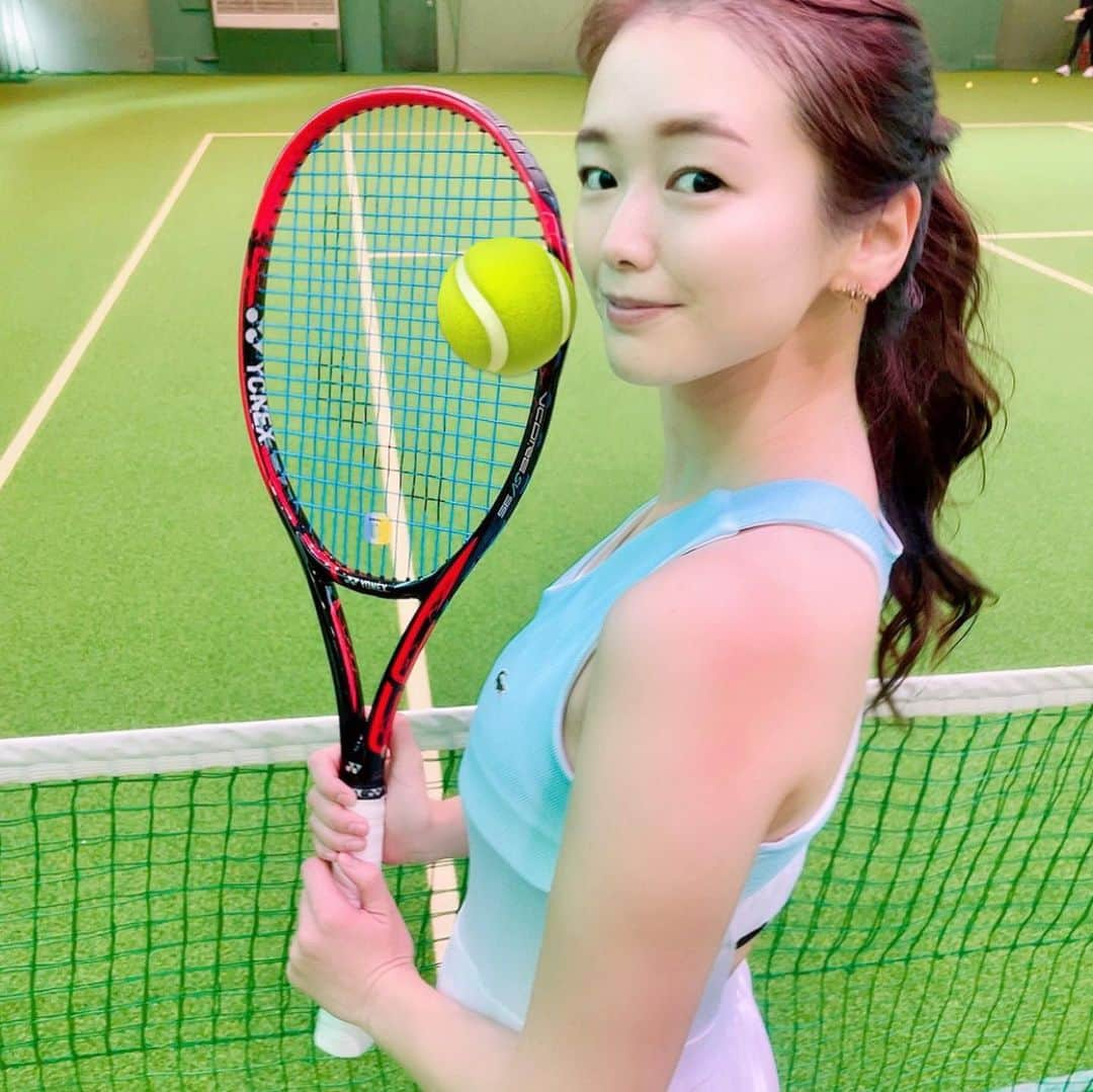 市原佑梨さんのインスタグラム写真 - (市原佑梨Instagram)「play tennis💪🎾✨  今年初のレッスンだったから体力がまた元に戻り、ヘロヘロでした😅🥴💦 3枚目は事件レベルに叫びすぎてお耳に良くないかと思い無音に🙄  DMの質問でスポーツ時のお胸対策ちょこちょこいただきますが、私はSサイズの締め付け適度に苦しいスポーツブラでこれでもかーー！！というくらいがっつり締め付けて運動しております💪  ストラップをなるべく上にあげて、お胸が動けなくなるくらいにしないと脂肪なので運動したら減る可能性もあるので縛り付ける勢いで対策しております😂🙌 基本お胸を残したいので走りませんw パーソナルで身体を温めるために走ってくださいと言われても嫌です！！と拒否したり←めんどくさい人🤣  自分の身体は自分が1番良く知っているのでwww  ですがテニスは走らなくてはいけないので縛り付けるしか選択肢がないですね😅😎  #tennis#tennisgirl#tennislove #tenniscourt#tennisskirt#tenniswear#テニス#テニス女子 #テニスウェア #テニスラケット#テニス部女子 #テニス好き#テニスシューズ #テニススカート #テニストレーニング#テニストレーニング#バストアップ#バストアップ効果 #バストアップ方法 #バストアップメソッド #ばすとあっぷ#てにす部 #バストアップケア」2月28日 0時10分 - yuri_ichihara