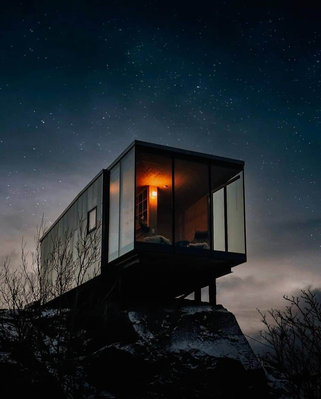 Architecture - Housesのインスタグラム：「𝗛𝗼𝘂𝘀𝗲𝘀 𝗶𝗻 𝘁𝗵𝗲 𝗮𝗶𝗿  Impossible designs at the service of spectacular views ☁️☁️☁️. Because sometimes integrating into the environment requires getting closer to the sky.  Which of these houses do you prefer? 1,2,3,4,5? 👇👇⁣ _____⁣⁣⁣⁣⁣⁣⁣⁣⁣⁣ 📐 📸 📍 Unknown DM , @petermckinnon , Norway @yakusha.design , Unknown DM Unknown DM, @k2budapest @gdmarchitecture, Unknown DM, Cyprus @SiaMoore, 45g Photography, Japan #archidesignhome⁣⁣⁣⁣⁣⁣ _____⁣⁣⁣⁣⁣⁣⁣⁣⁣⁣ #design #architecture #architect #arquitectura #luxury #architettura #archilovers ‎#architecturephotography #amazingarchitecture⁣ #lookingup_architecture #artdepartment #architecturallighting #house #archimodel #architecture_addicted #architecturedaily #arqlovers」