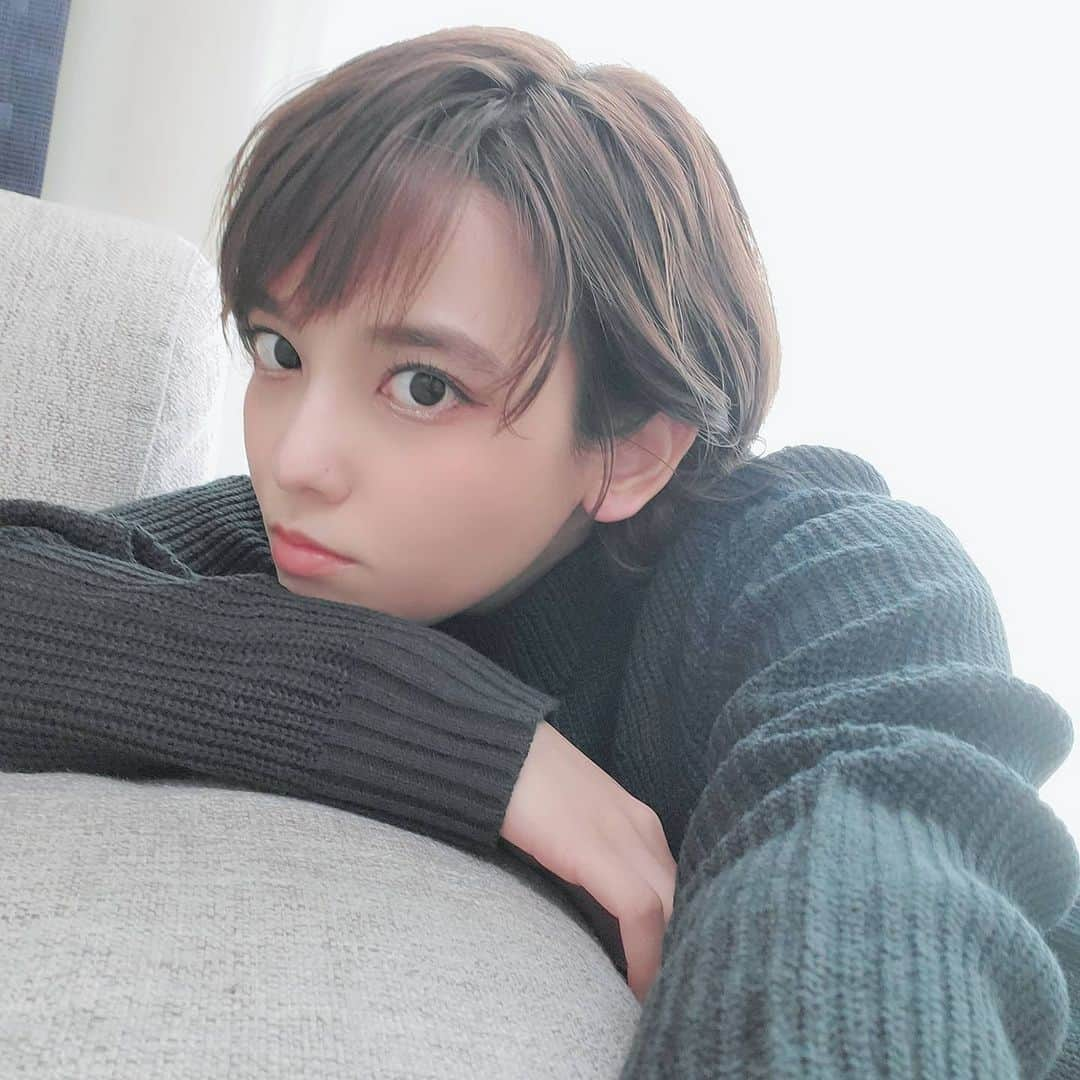 安田サラのインスタグラム：「ㅤㅤㅤㅤㅤㅤㅤㅤㅤㅤㅤㅤㅤ ㅤㅤㅤㅤㅤㅤㅤㅤㅤㅤㅤㅤㅤ 明日は #シューイチ ☝ 先週暖かかったのにまた寒くなったね🥲 寒いのにかこつけて鍋ばっかり食べてます🍲おいc ㅤㅤㅤㅤㅤㅤㅤㅤㅤㅤㅤㅤㅤ あと最近はみかんを大量買いして大量に冷凍みかん作りました🍊🍊🍊冷凍みかんが冷凍庫にいっぱいあるのめちゃめちゃQOL上がります ㅤㅤㅤㅤㅤㅤㅤㅤㅤㅤㅤㅤㅤ ㅤㅤㅤㅤㅤㅤㅤㅤㅤㅤㅤㅤㅤ #安田サラ #SaraYasuda  #シューイチ #お天気キャスター #お天気コーナー #オフショット  #今日のコーデ  #コーディネート #レディースファッション  #ショートヘア #ヘアアレンジ #ショートヘアーアレンジ #fashion #ootd #ladiesfashions #code #coordinate #style #japan #japanesegirl  #halfjapanese #halfsaudi #selfie」