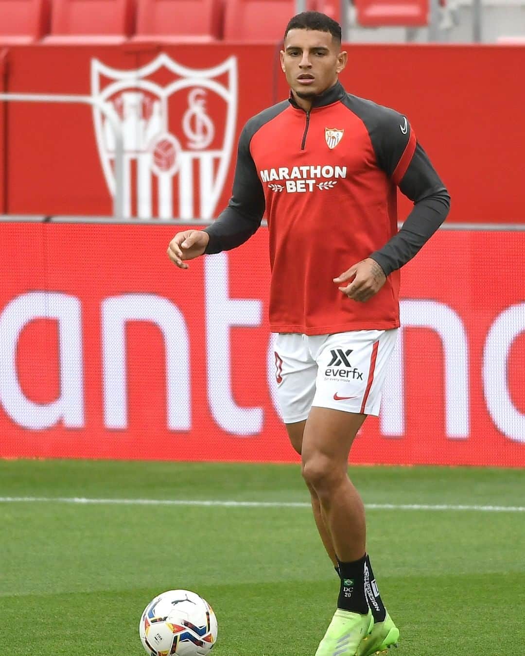 セビージャFCのインスタグラム：「🔥 𝗥𝗘𝗔𝗗𝗬❗  ¡VAMOS, SEVILLA, VAMOS!  #laliga #sevillafc #barcelona #nuncaterindas #wearesevilla」