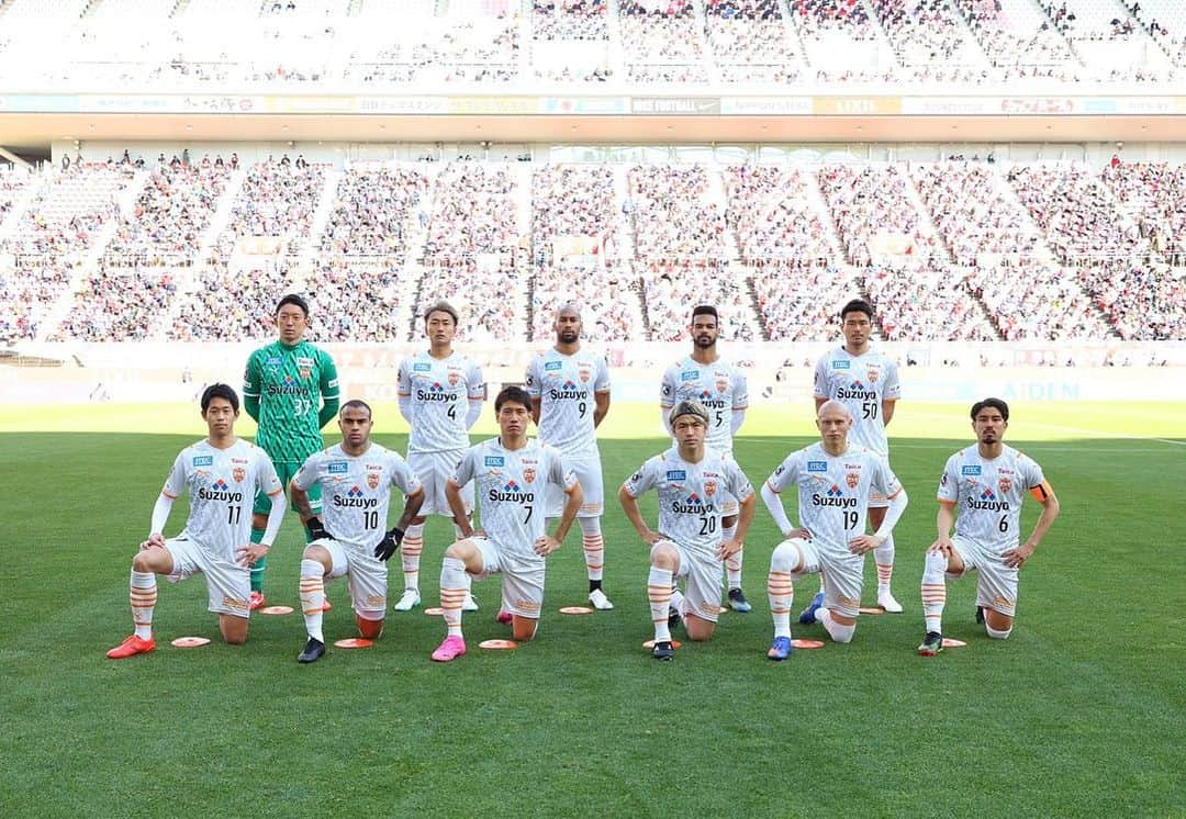 権田修一のインスタグラム：「VS 鹿島アントラーズ 観客席に観客がいる環境でサッカーができることに改めて幸せを感じました。 足を運ぶ事を躊躇したくなる今の状況下でスタジアムに足を運んでくれた鹿島サポーターをはじめサッカーファミリーの皆さん、ありがとうございました。  大事な開幕戦での勝利！ でもまだ一勝です。 チーム一丸となってまだまだ勝ち点を積み重ねていきます！ 今日の試合を最低ラインに今年のエスパルスはまだまだ向上し続けます！ 応援よろしくお願いします。 #権田修一 #清水エスパルス #spulse」