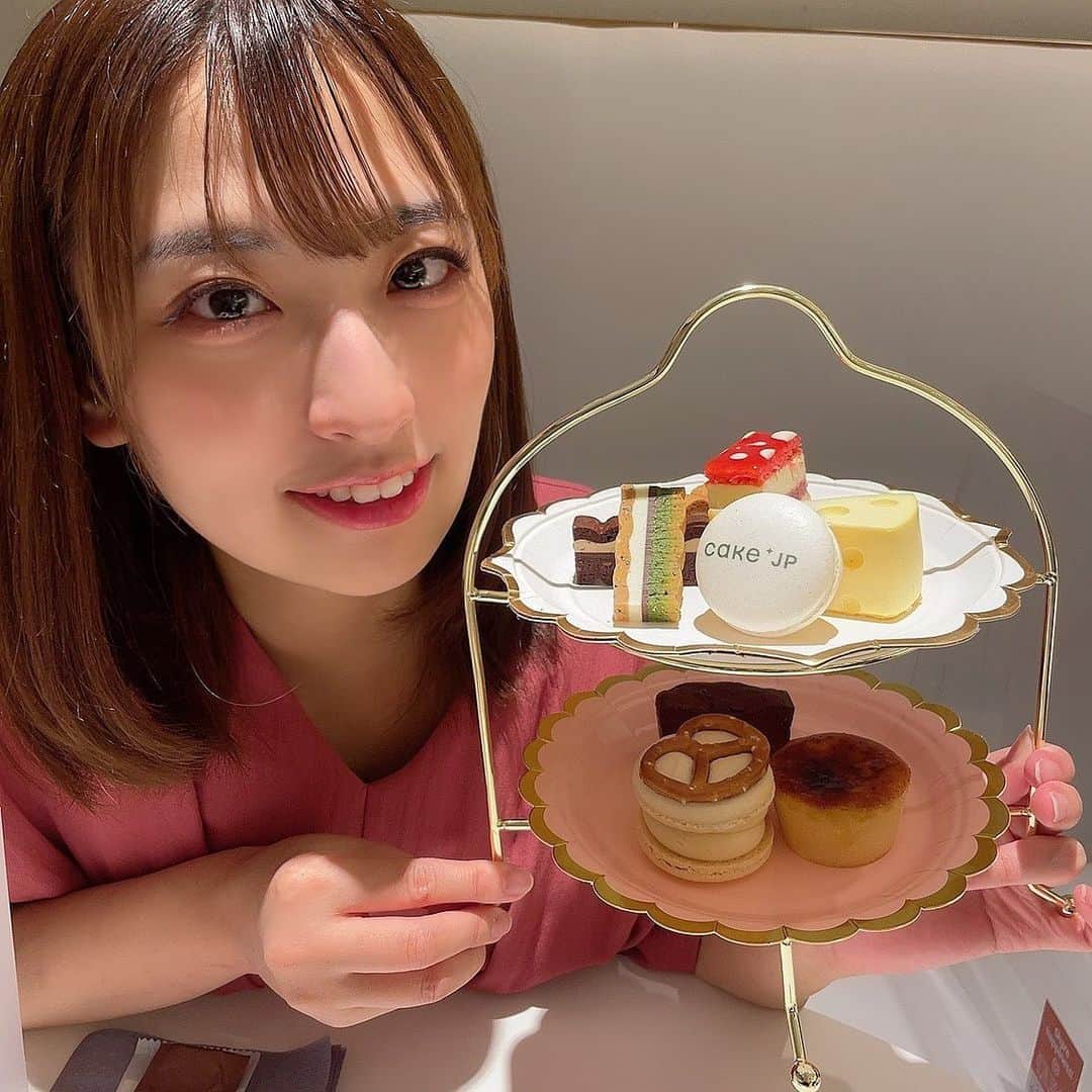 井口眞緒のインスタグラム：「今日はケーキ店に行ってきました〜🍰💗 とっても可愛くて、ウキウキしました！！ そして、階段みたいになってるアフターヌーンティー🫖 実は人生初めて食べたかもしれない！ とっても美味しかったです💕 @iiicakejp」