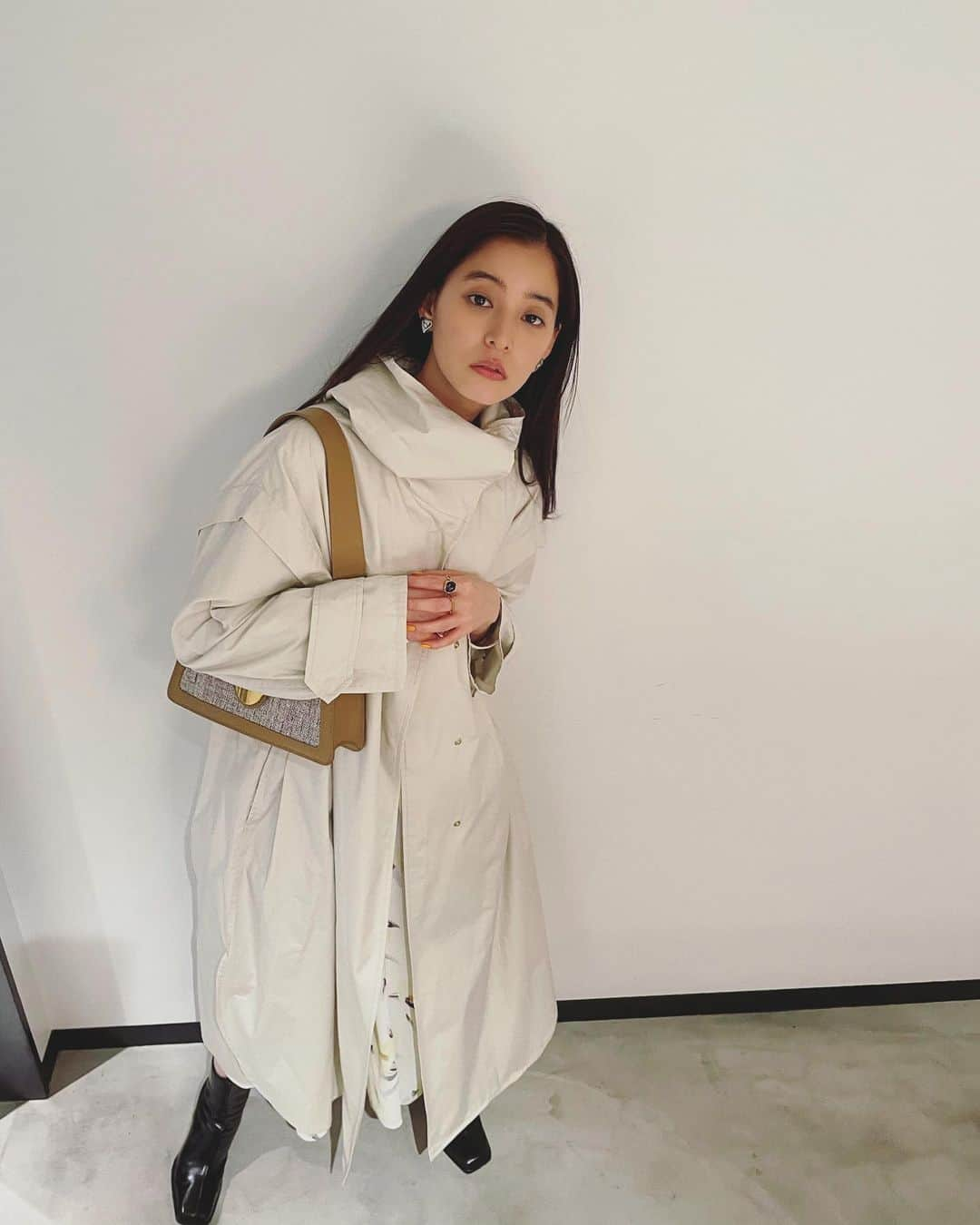 新木優子さんのインスタグラム写真 - (新木優子Instagram)「私服  coat : @fray_id  onepiece : @lily_brown_official  shoes : @amerivintage  bag : @elleme  earring : @iris47_official  ring : @dior @knowhowjewelry」2月28日 0時23分 - yuuuuukko_