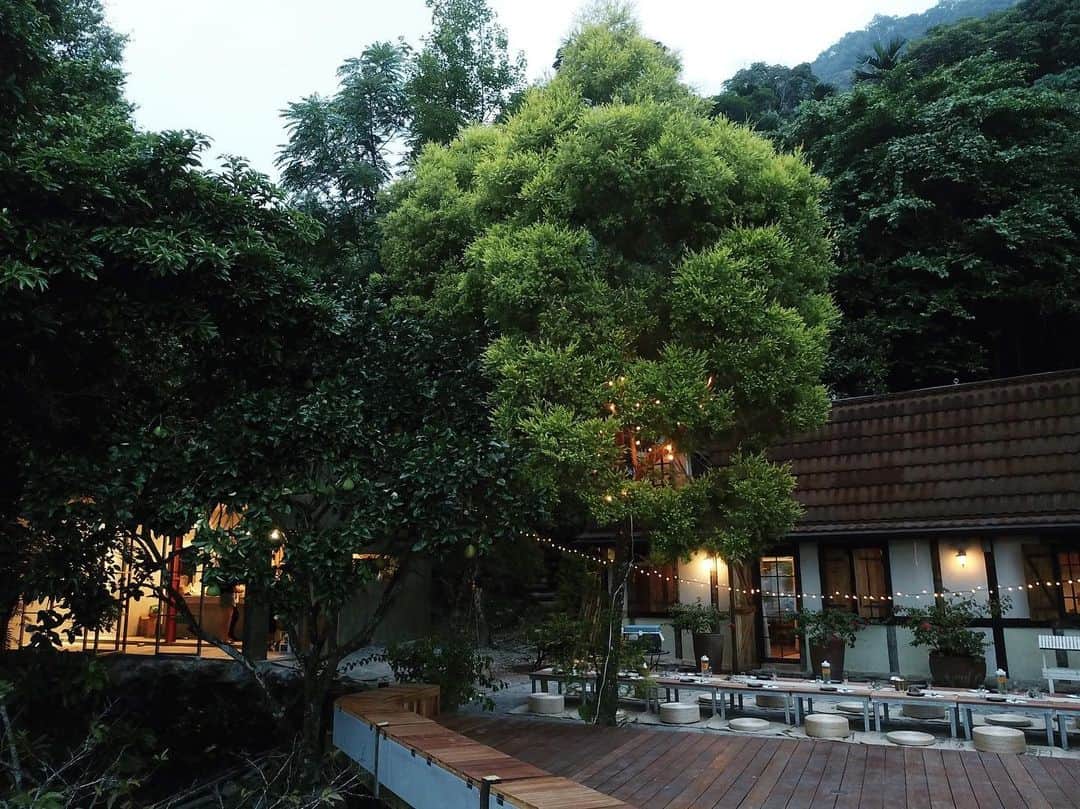 Vogue Taiwan Officialさんのインスタグラム写真 - (Vogue Taiwan OfficialInstagram)「#VogueTravel 因為疫情關係，許多人開始嘗試走向戶外，不論是上山或是下海，就連旅遊也偏好親近大自然的旅宿，不僅可以遠離都市的密集人群，也能讓自己徹底放鬆、放空，享受盡情耍廢的時光，以下盤點全台6間坐落在山林中的空靈系旅宿，更搭配自家的ˊ泳池、溫泉，讓大家可以徹底沉浸在旅遊的每一刻悠閒美好。  🔗完整空靈系山林旅宿介紹請點 @voguetaiwan 首頁連結  #飯店 #酒店 #住宿 #山林 #大自然 #hotel @hotelscombined.tw   🖋#wendych」2月28日 0時19分 - voguetaiwan