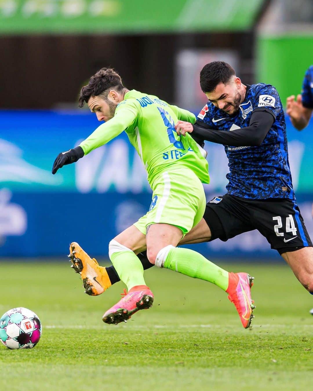 ヘルタ・ベルリンのインスタグラム：「FIGHT! 🔛 45 Minuten sind lang - c o m e  o n ! 💪 Alles reinwerfen in der zweiten Hälfte!!  . . #WOBBSC #GemeinsamHertha #HaHoHe #herthabsc」