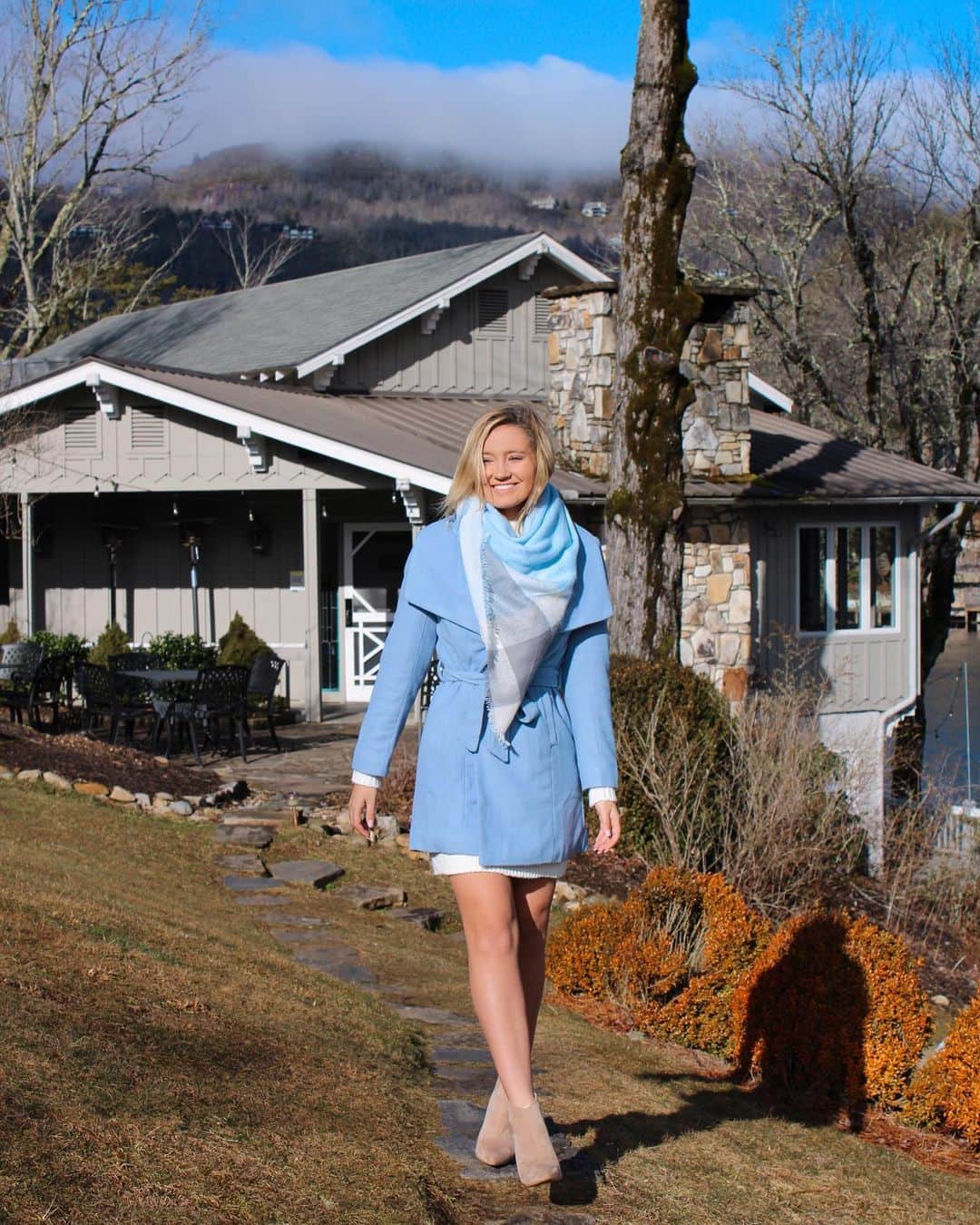 サシャ・カリスのインスタグラム：「Sunny and bright morning! ☀️ Having breakfast on the deck and enjoying these beautiful Smokey mountain 🏔 views 🥰 ✨ Baby blue coat is UNDER $45! Super warm and cozy @shopreddress Full look is linked and by @shopreddress  http://liketk.it/39jRT #liketkit @liketoknow.it #LTKSeasonal #LTKtravel #LTKstyletip You can instantly shop my looks by following me on the LIKEtoKNOW.it shopping app #greystoneinn #northcarolina #smokeymountains #laketoxoway #styleinspo #styletip #fashionstyle #fashionblogger #reddressboutique」