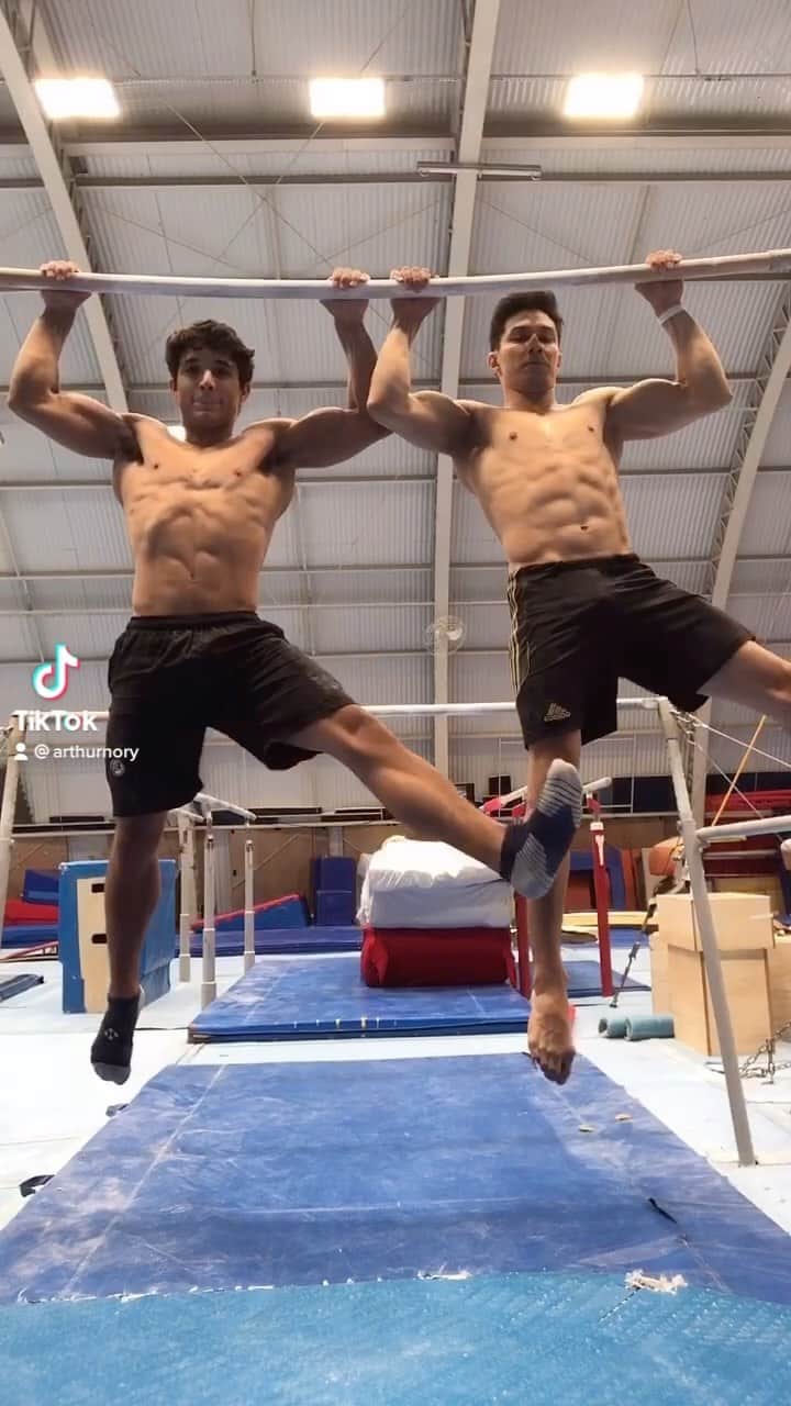 アルトゥール・オヤカワ・マリアノのインスタグラム：「Tiktok do sabado 🤪🤸🏻‍♂️  @dig_speranza   #chachaslide #challenge #bar #gymnastics #friends」