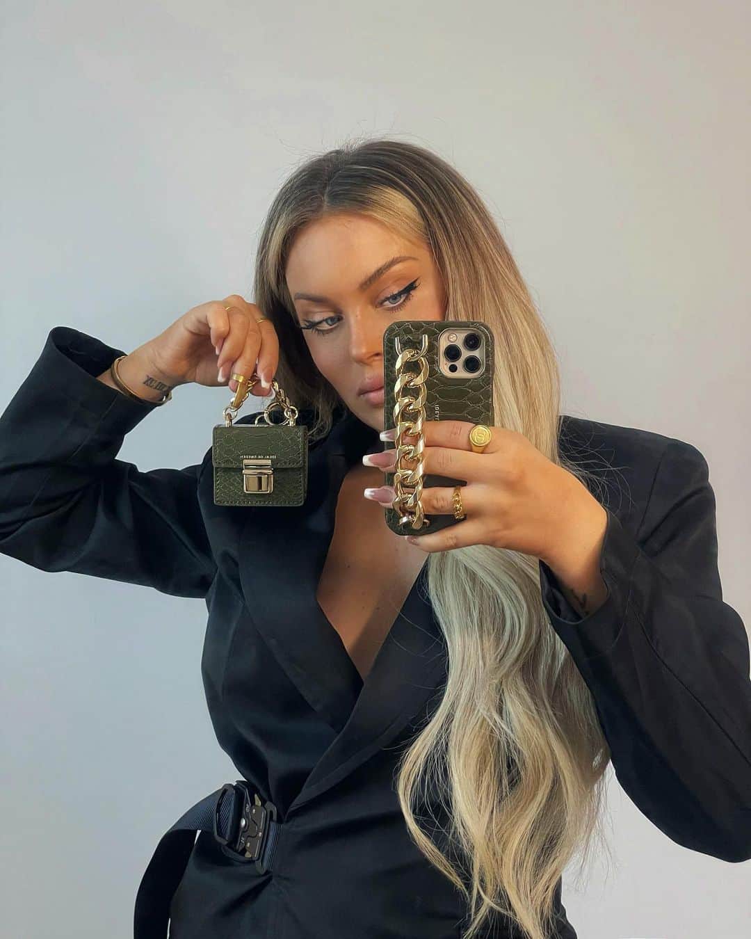 ファニー・リックマンのインスタグラム：「New phone, new case 🖤 Use my code LYCKMAN15 for 15% OFF! Totally in love with their latest drop👏🏼」