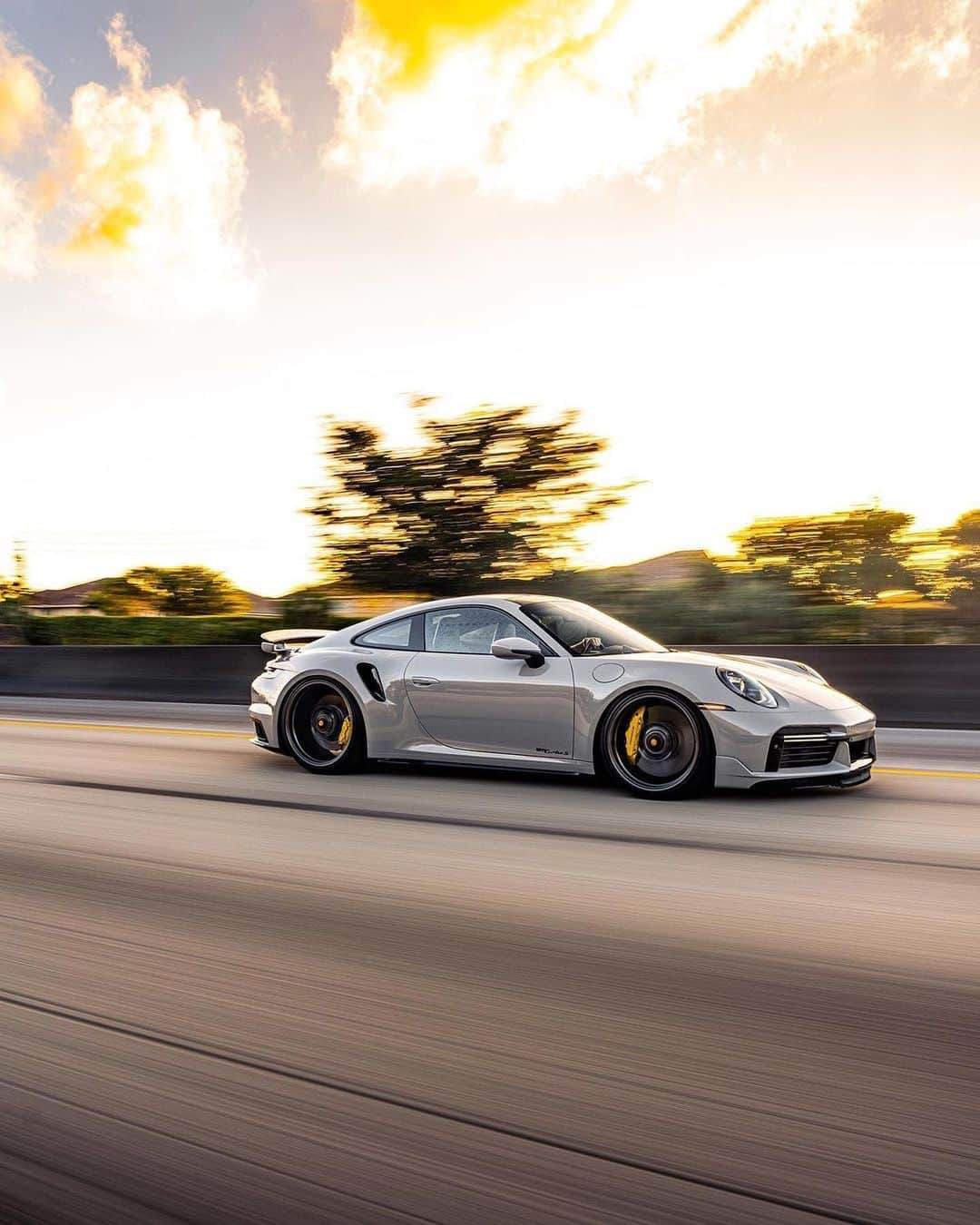 CARLiFESTYLEさんのインスタグラム写真 - (CARLiFESTYLEInstagram)「Chalk Porsche 992 Turbo S. 👍🏽👎🏽? Photo by @kfletchphotography #carlifestyle」2月28日 0時39分 - carlifestyle