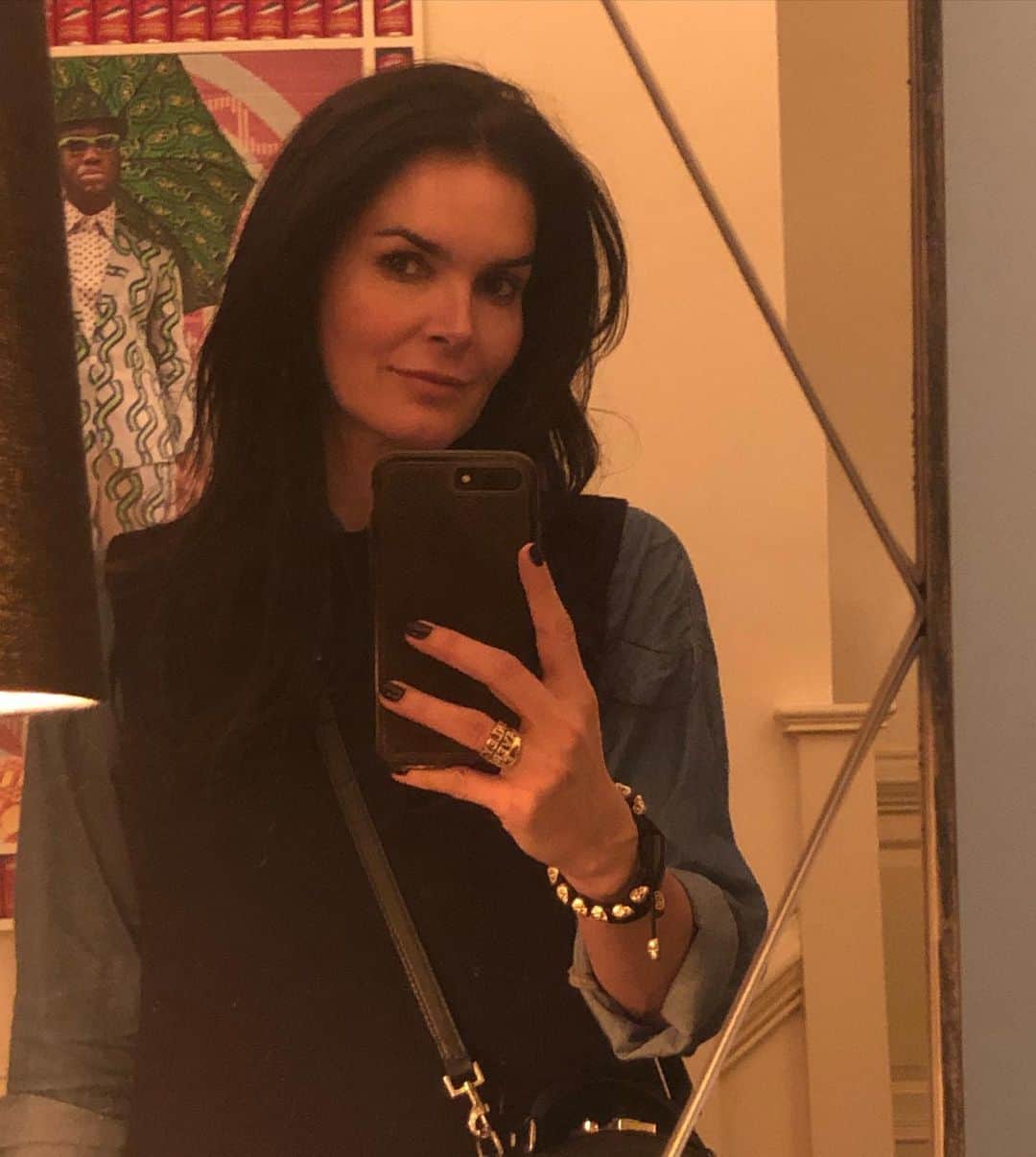 アンジー・ハーモンのインスタグラム：「Trying to master the selfie but it just ended up weird. 😳🤷🏻‍♀️😂」