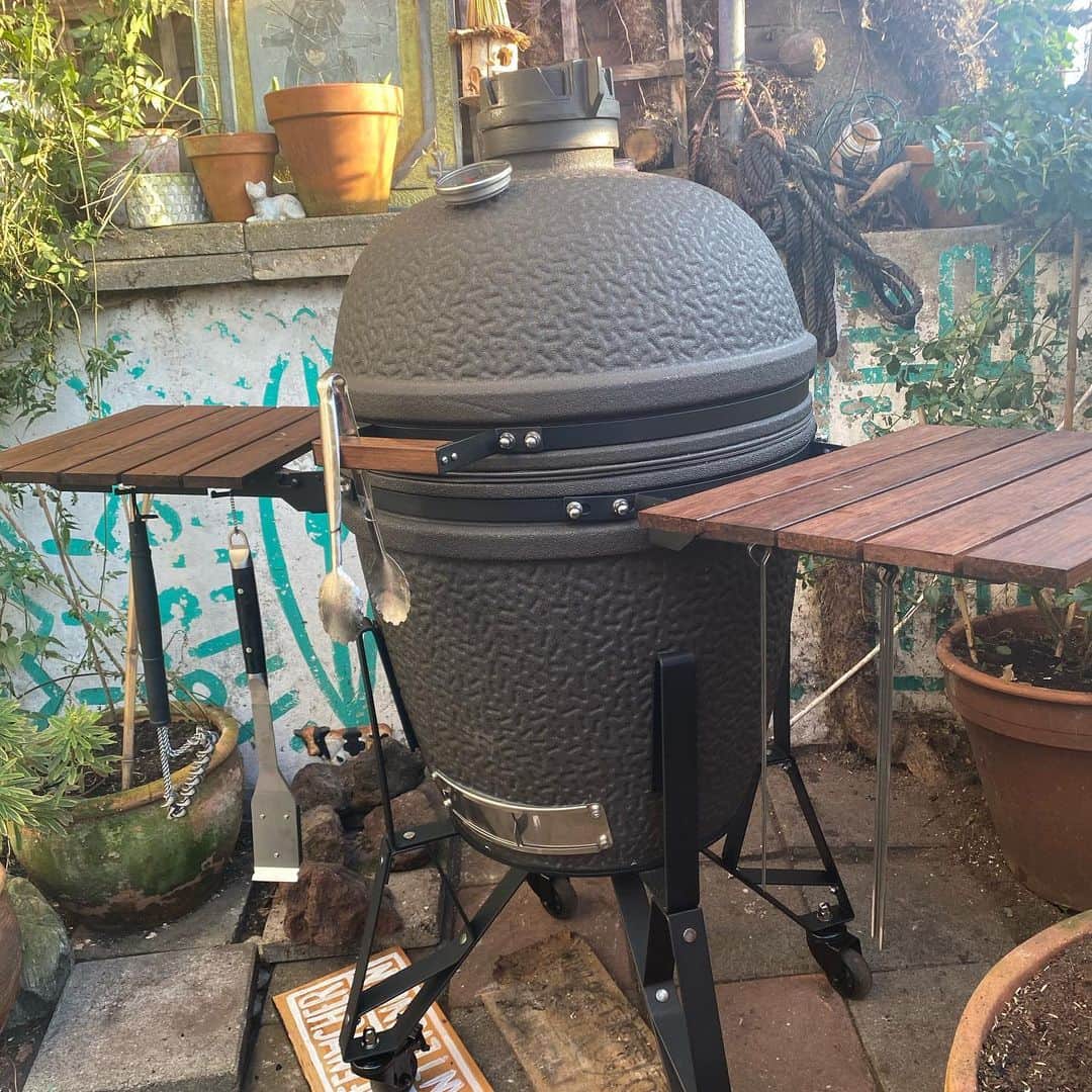 アムステルダム・タトゥー・ミュージアムのインスタグラム：「Houston the eagle has landed.food our favorite dish#big bastard#bbq#spareribs#sergioherman #michelinstar #its a mans world#retired#」