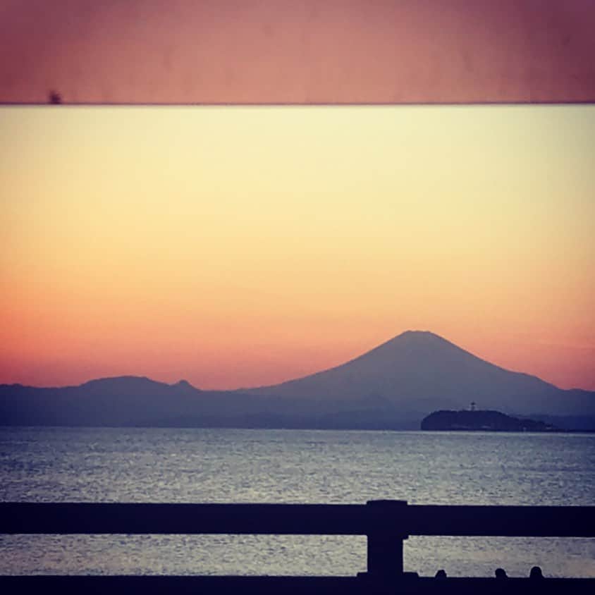 有坂美香のインスタグラム：「【Just a thought】 #有坂美香andthesunshowers  の新規プロジェクトのレコーディングスタジオへ向かう途中  車の窓からの景色☀️  突然 色々な方面に毎日が動き出してるけど、ふと　一瞬でもこういう景色見られると マインドがリセットされます！　 夕焼け見て感動して泣きそうになるのは満月のせいですか？　単純に疲れてんのか？😂  とにかくこんな素敵な営みが大自然では誰のためでもなく毎日行われてるってのが素晴らしい。　日々感謝✨  そして満月🌕の元のレコーディング、とても素敵なことになりました！！  #サンシャワーズ #有坂美香 #Recording #夕陽　#sunset #mtfuji #富士山夕陽 #富士山　#逗子海岸」