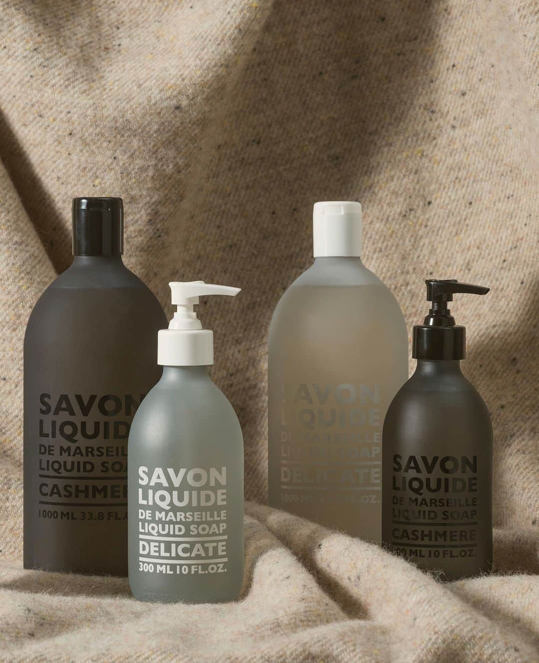 カンパニードプロバンスのインスタグラム：「La Team Cashmere & Delicate au complet 🌠 Des flacons pompes givrés, qui donnent envie de se lover. On en profite aussi pour adopter le bon geste, et remplir ses flacons rechargeables avec les recharges 1L! Vous faites partie de quelle team, Cashmrere ou Delicate?⁠ --⁠ The Cashmere & Delicate Crew 🌠 Frosted pump bottles that make you want to cuddle up. We also take the opportunity to adopt the right gesture, and fill our refillable bottles with 1L refills! Which team do you belong to, Cashmrere or Delicate?」