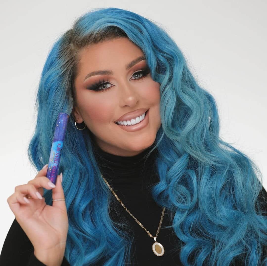 Too Facedのインスタグラム：「Loving this Galactic Girl moment from @chrisspy ✨💙 She dressed up our iconic Better Than Sex Mascara in an interstellar blue, inspired by her childhood nickname, Blue Girl! #regram #betterthansex #toofacedambassador #toofaced」