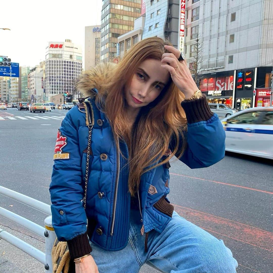 fashion dog loverのインスタグラム：「Which do you like better, nature or city?🤔  #fashion#winter #winterfashion #downjacket #dsquared2 #zara #zarawoman #ootd #ootdfashion #outfit #outfitoftheday #chanel#ファッション#ファッションコーデ #コーデ#コーデ記録 #コーディネート#ダウン#ザラ#ザラジョ #ザラコーデ #ディースクエアード #シャネル#ugg ＃アグ」