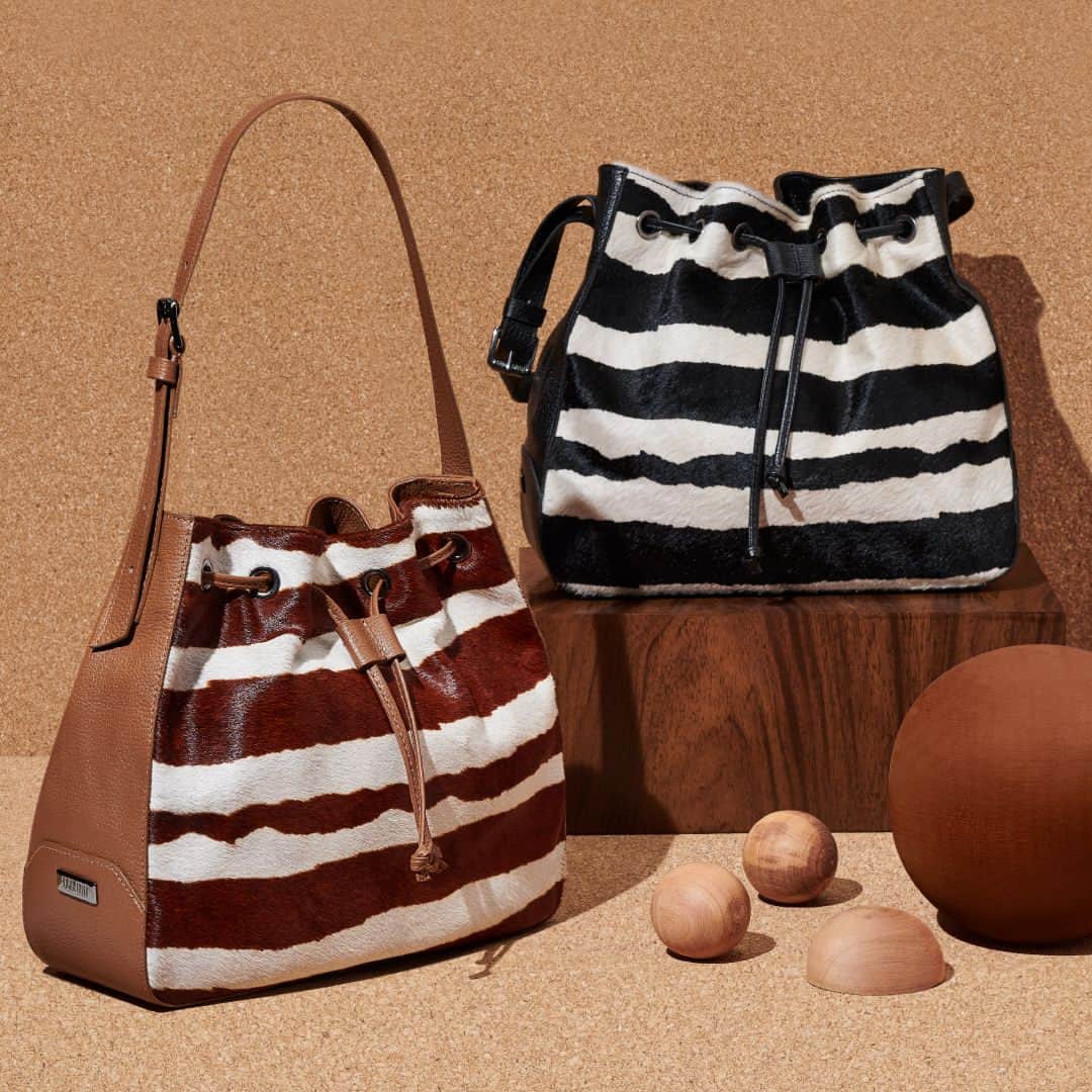 Santa Lollaのインスタグラム：「Mais uma prova de que a zebra é a nossa queridinha da temporada 🦓🦓🦓 Em caramelo ou P&B, ela harmoniza facilmente com os tons mais invernais. A dica é investir em uma bolsa com o tamanho ideal para te acompanhar no dia a dia e ainda dar aquele toque fashionista ao look! [ R$379,90 cada ] #santalollainv21 #animalprint #SLhandbag」